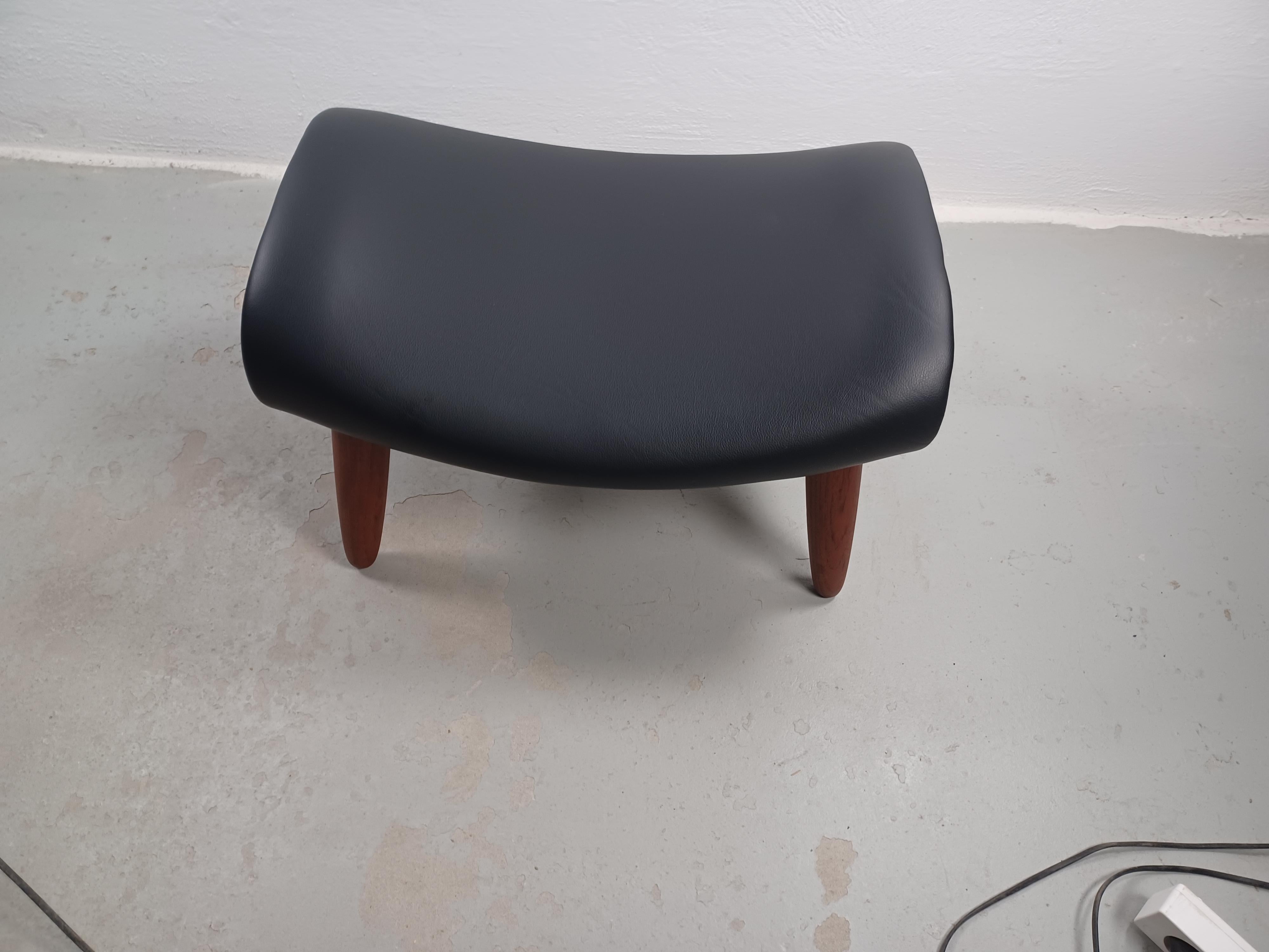 1960´s Fully restored Danish Footstool in Teak Reupholstered in Black Leather In Good Condition For Sale In Knebel, DK
