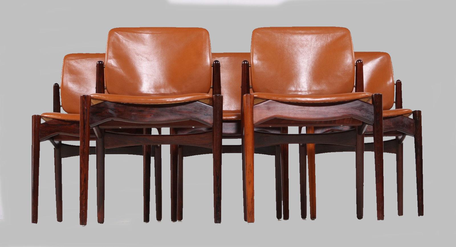 Ensemble de 5 chaises de salle à manger danoises en palissandre conçues par Erik Buch et produites par Ørun Møbler dans les années 1960

Ce modèle, souvent appelé 