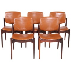 Ensemble de cinq chaises de salle à manger Erik Buch restaurées en bois de rose, retapissage inclus