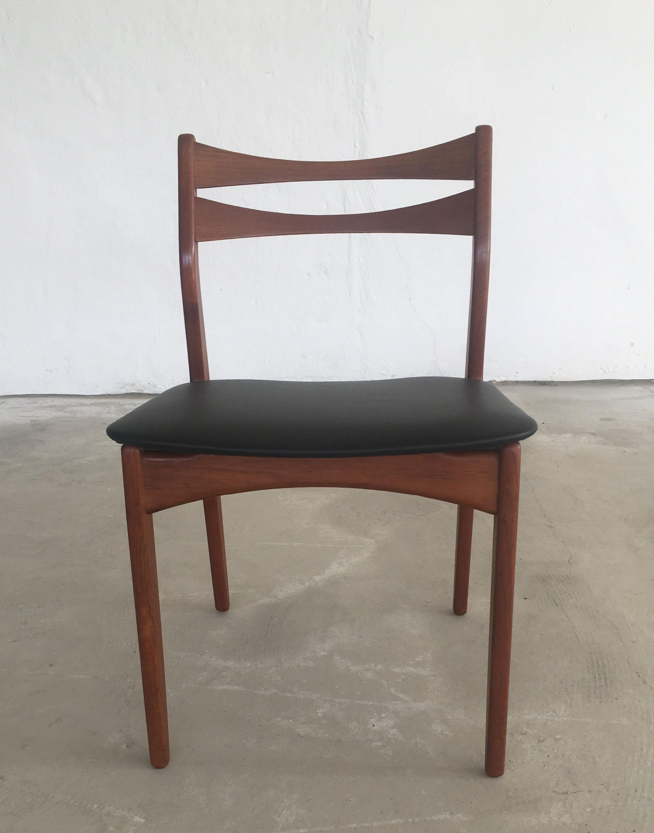 Scandinave moderne Ensemble de quatre chaises de salle à manger danoises en teck des années 1960, retapissées en faux cuir noir
