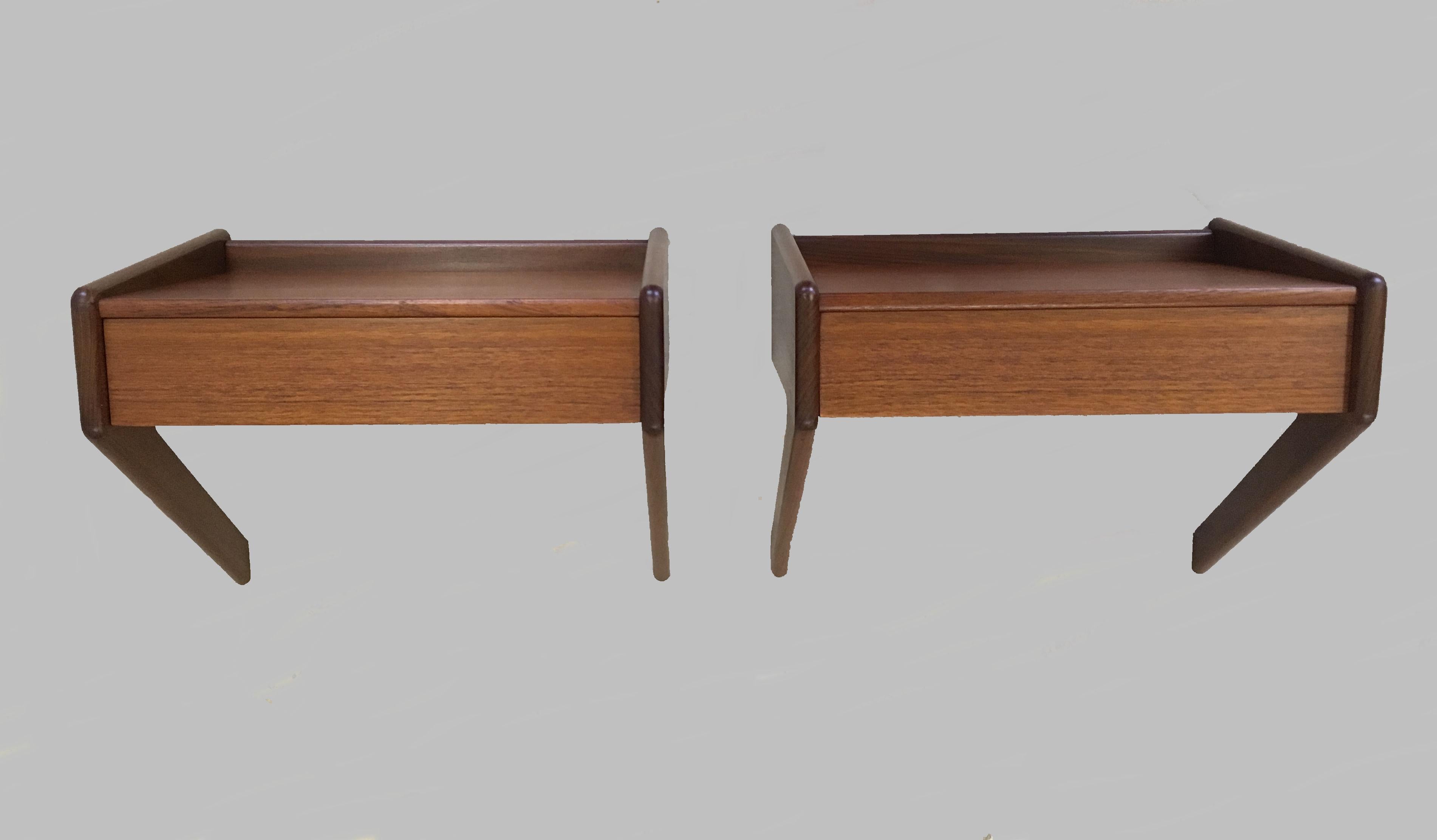 1960s set of two Danish Sigfred Omann floating nightstands in teak by Oelholm

A pair of floating nightstands or shelves in teak, each with a single drawer, designed by Sigfred Omann for Ølholm Møbelfabrik 

The nightstands have been checked and