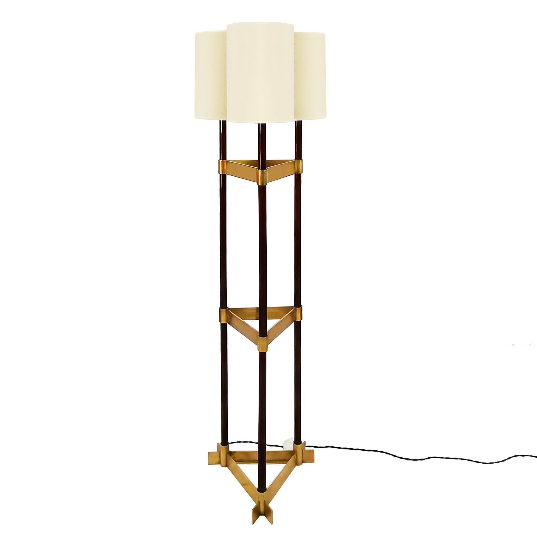 Standing lamp with three boles in solid and stained walnut (French polish), and solid polished brass. Off-white fabric lampshades.
Design: Jordi Vilanova 

Spain, Barcelona, circa 1960.