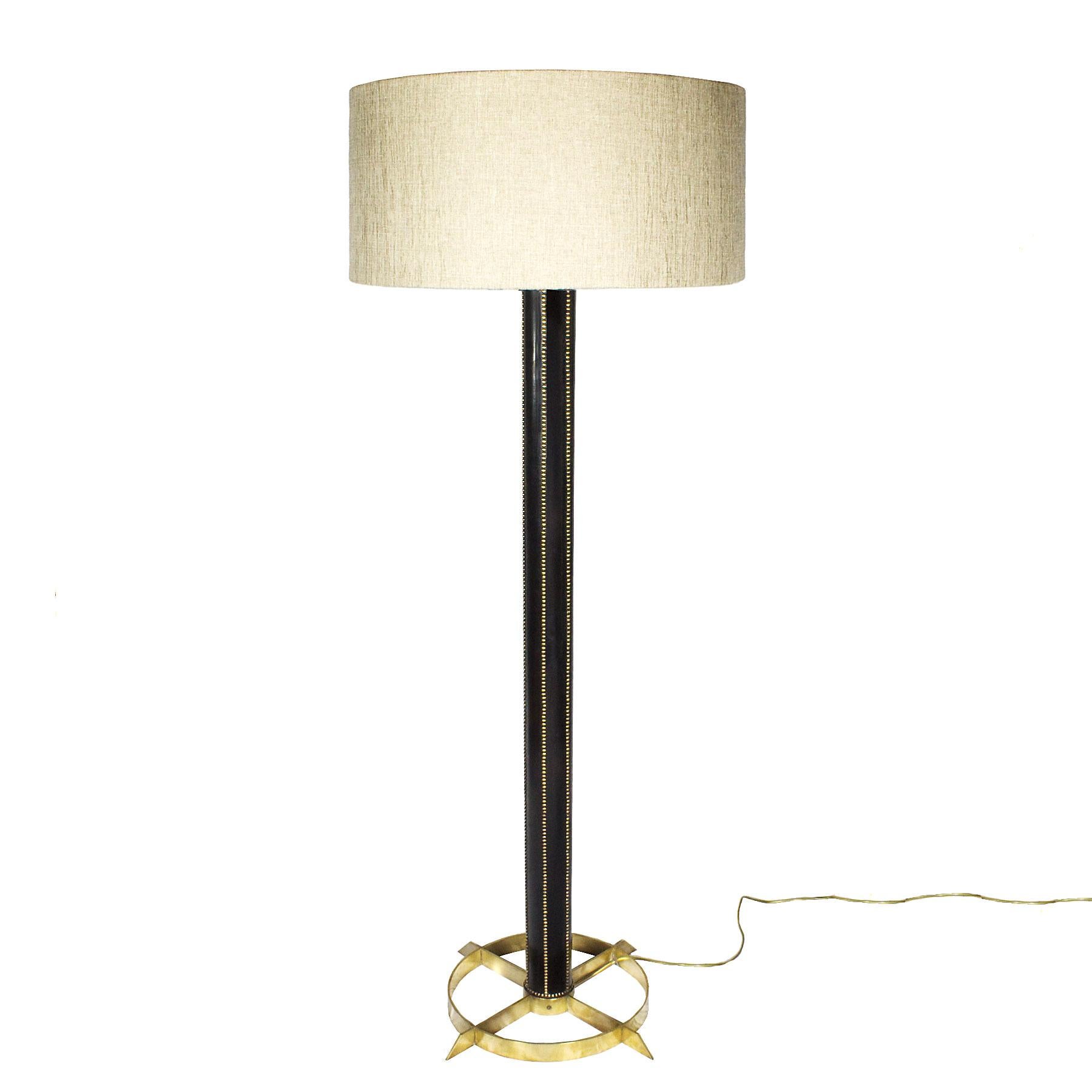 Standing lamp with stained and waxed walnut stand garnished with golden nails and a solid brass base. Redone double lightning system. Stone fabric lampshade.

Design: Jordi Vilanova 

Spain, Barcelona circa 1960.