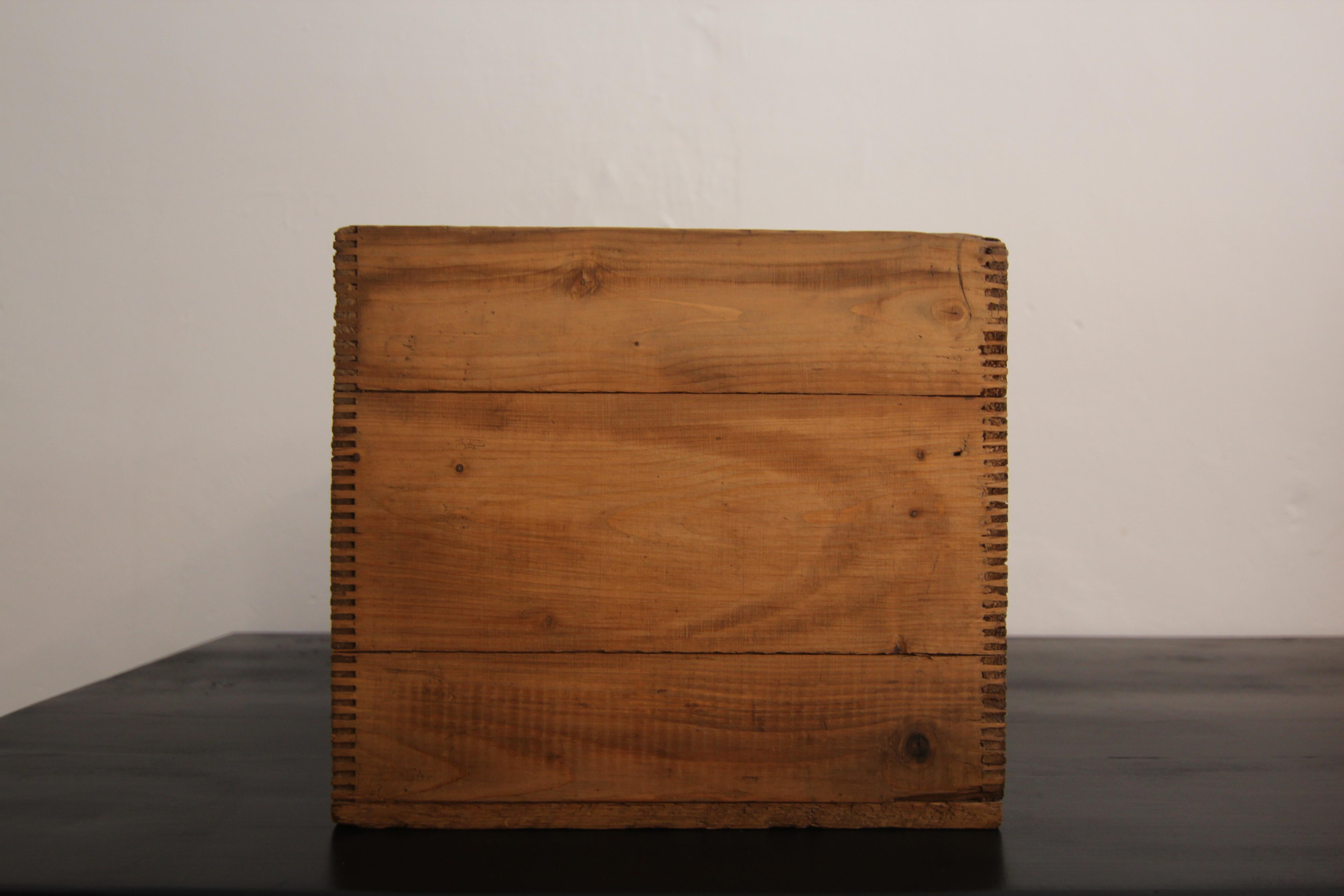 Caja de madera de los años 60 en venta 4