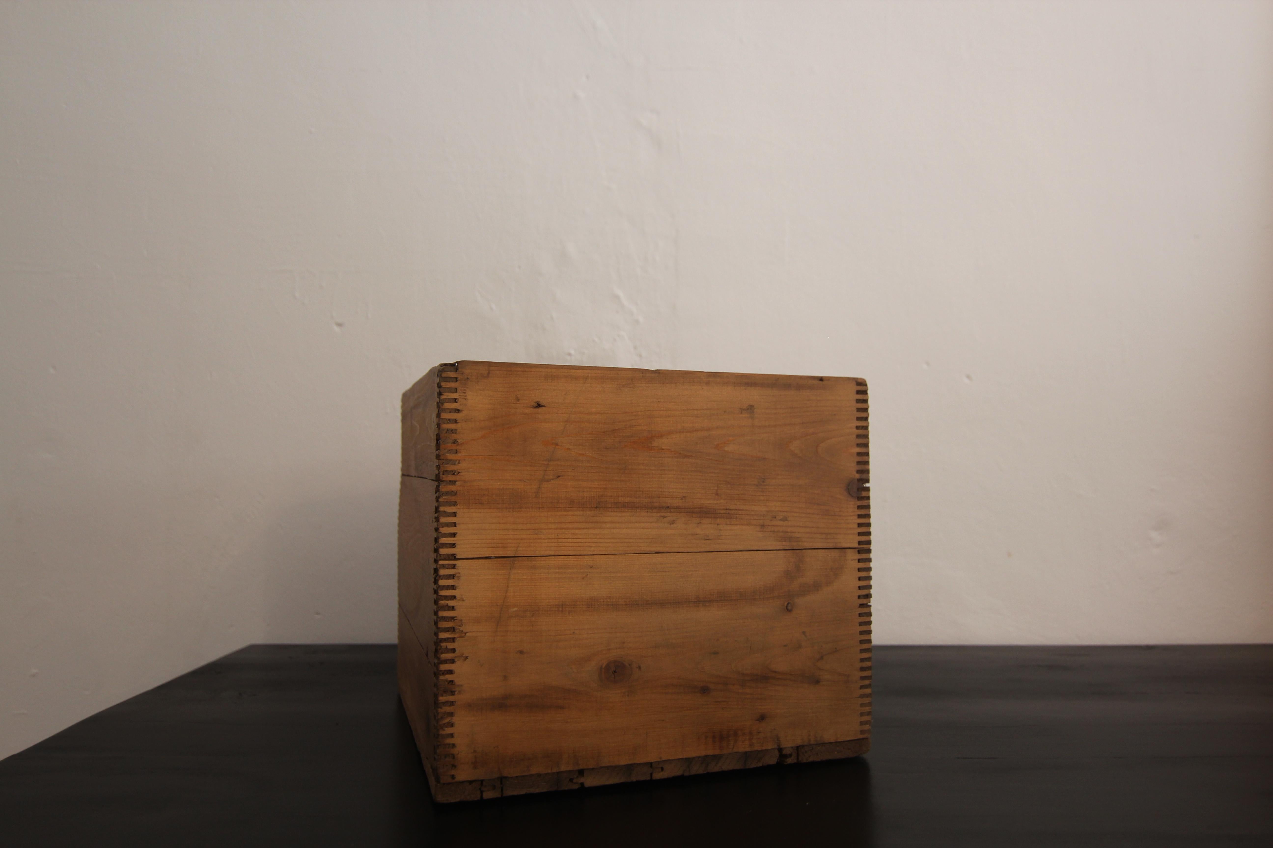 Caja de madera de los años 60 en venta 7