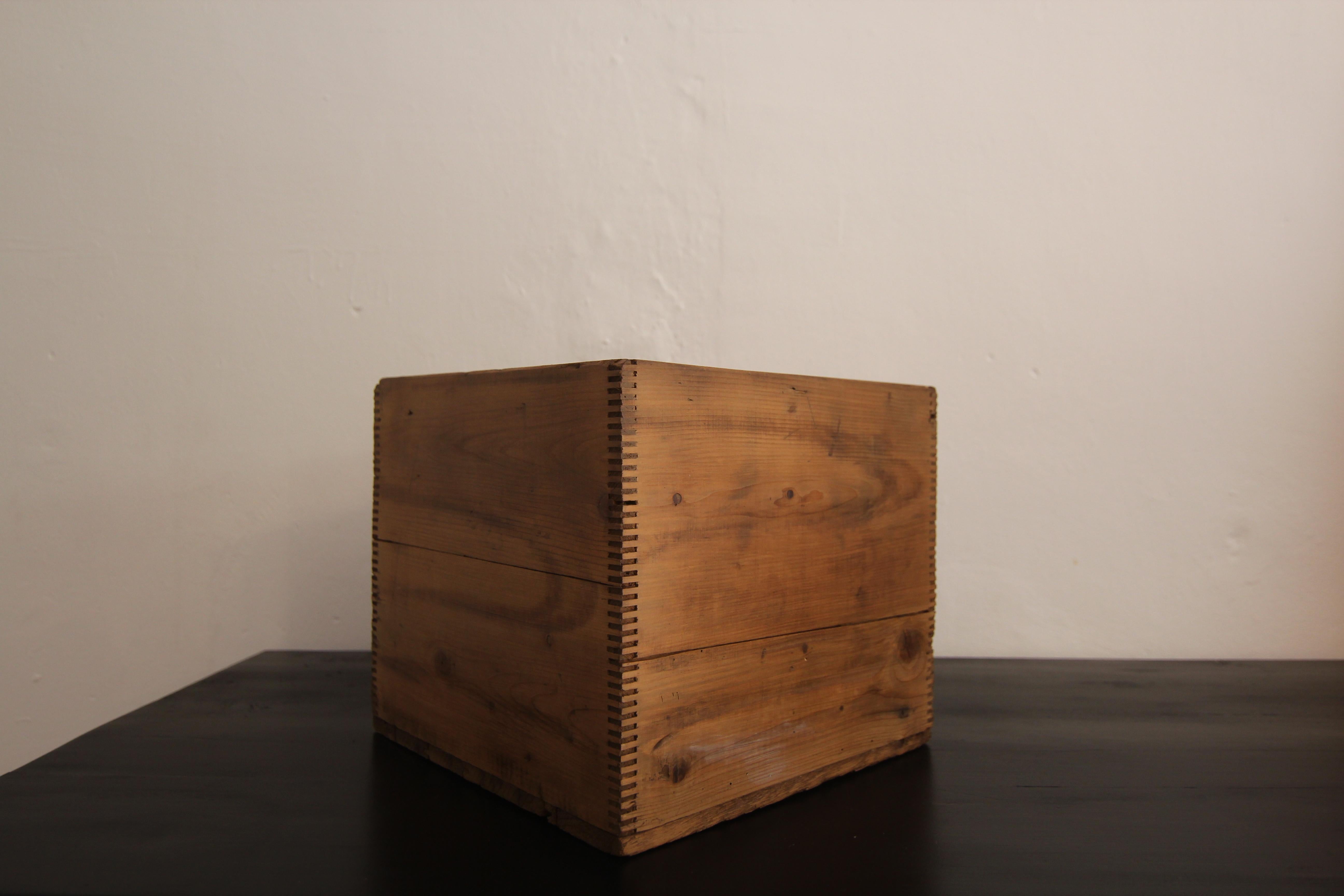 Caja de madera de los años 60 en venta 8