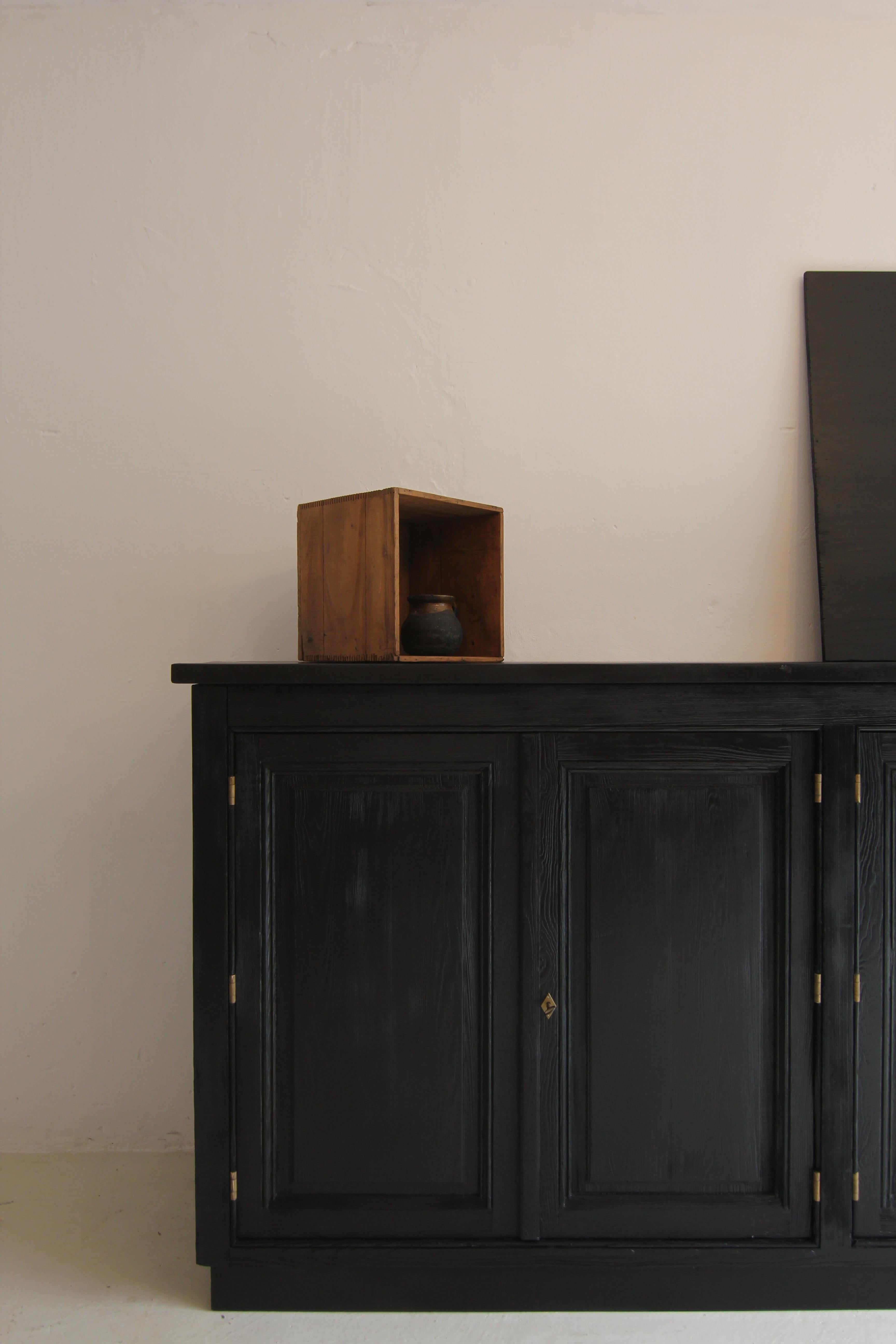 Una caja de madera 