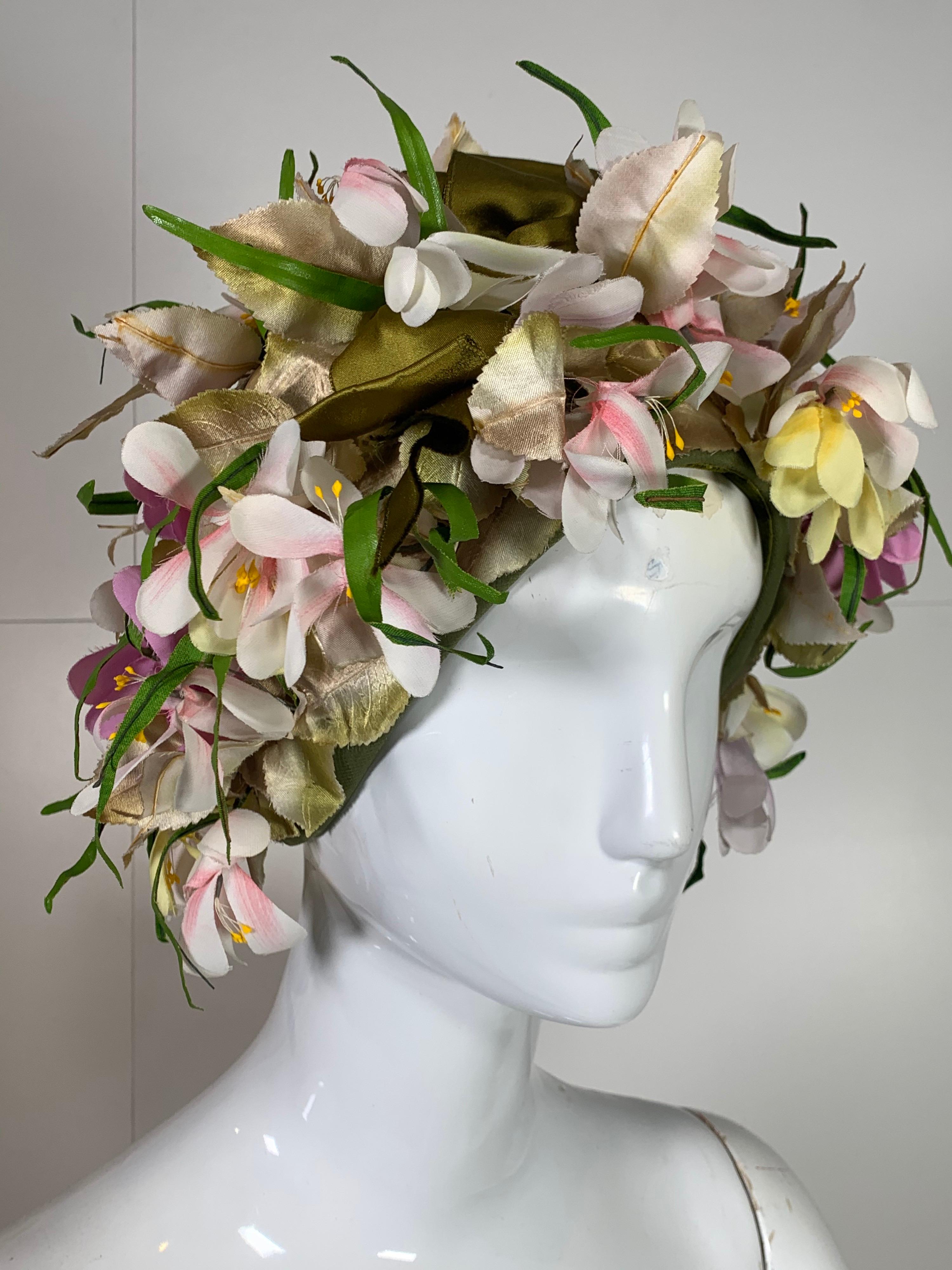 1960er Jahre Saks Millinery - Gelbe, weiße und lavendelfarbene Seidentulpen und tiefgrüne Blätter krönen diesen modellierten Turban mit grünen Schleifen. Fabelhaft! 