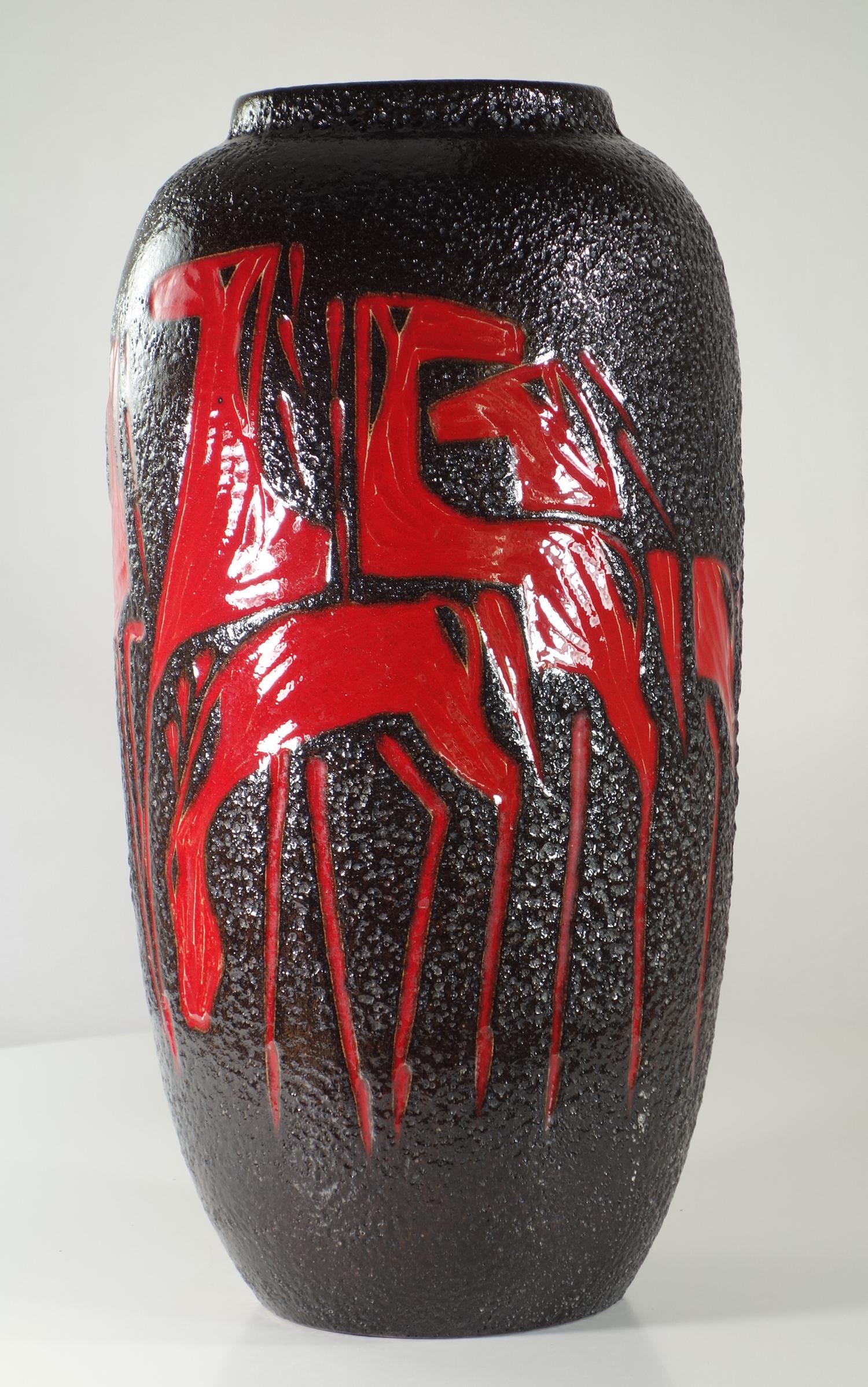 Vaso
Ceramica Scheurich
Germania, 1960

Ceramica nera e rossa lavica
Condanna perfetta