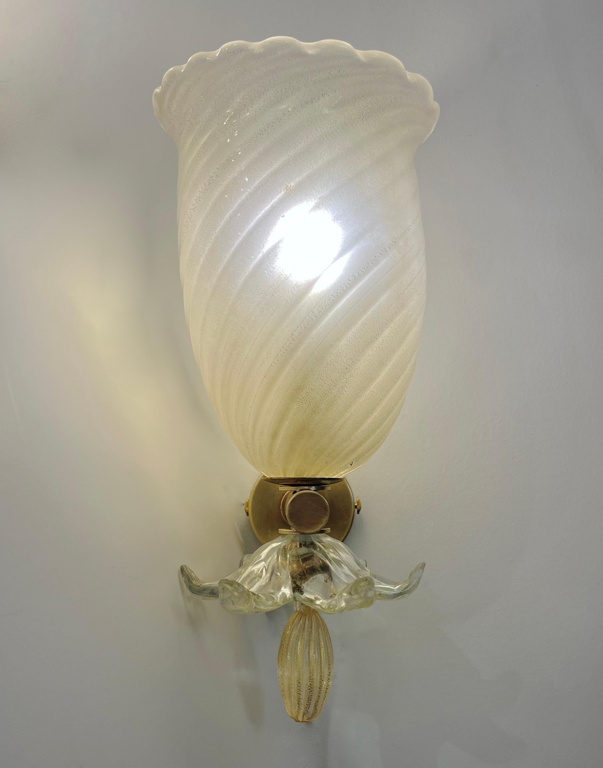 Venetian pair of wall lights of traditional organic design, in Art Deco style, entirely handcrafted in Murano (Italy), the scalloped edge bowls in high-quality frosted crystal blown Murano glass worked with pure 24-karat gold inclusions, typical of