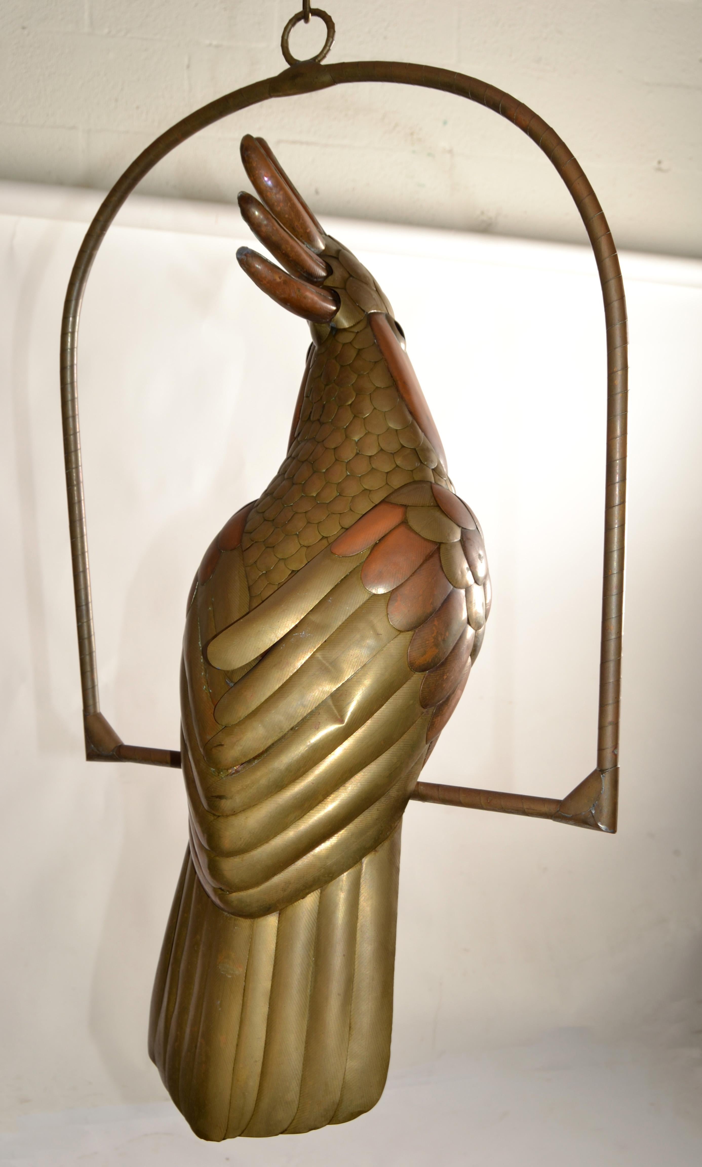 1960 Sergio Bustamante Scultura di pappagallo cacatua in ottone e metallo misto con posatoio appeso in vendita 2