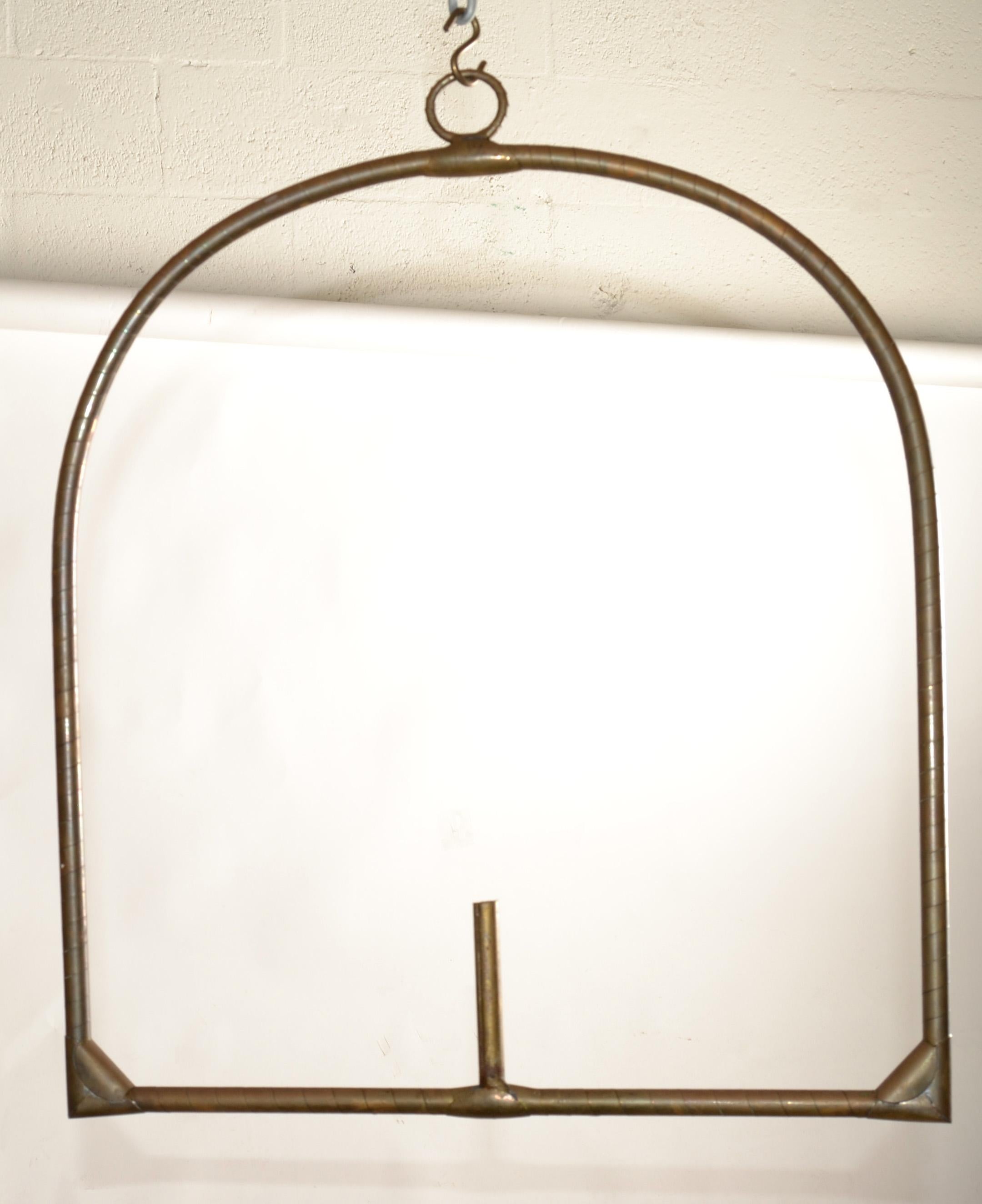 1960 Sergio Bustamante Scultura di pappagallo cacatua in ottone e metallo misto con posatoio appeso in vendita 3