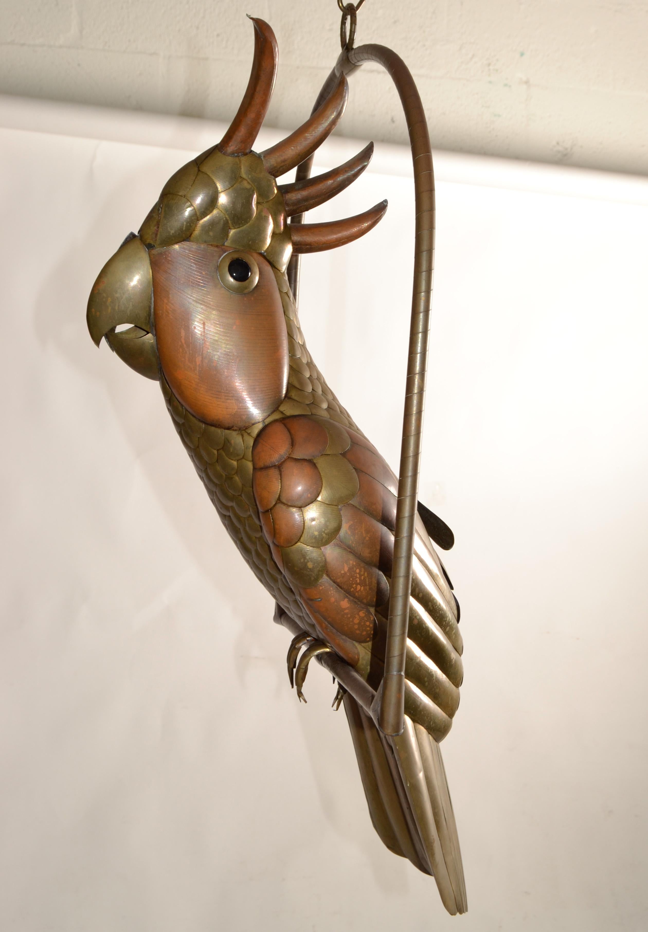 1960 Sergio Bustamante Scultura di pappagallo cacatua in ottone e metallo misto con posatoio appeso in vendita 4