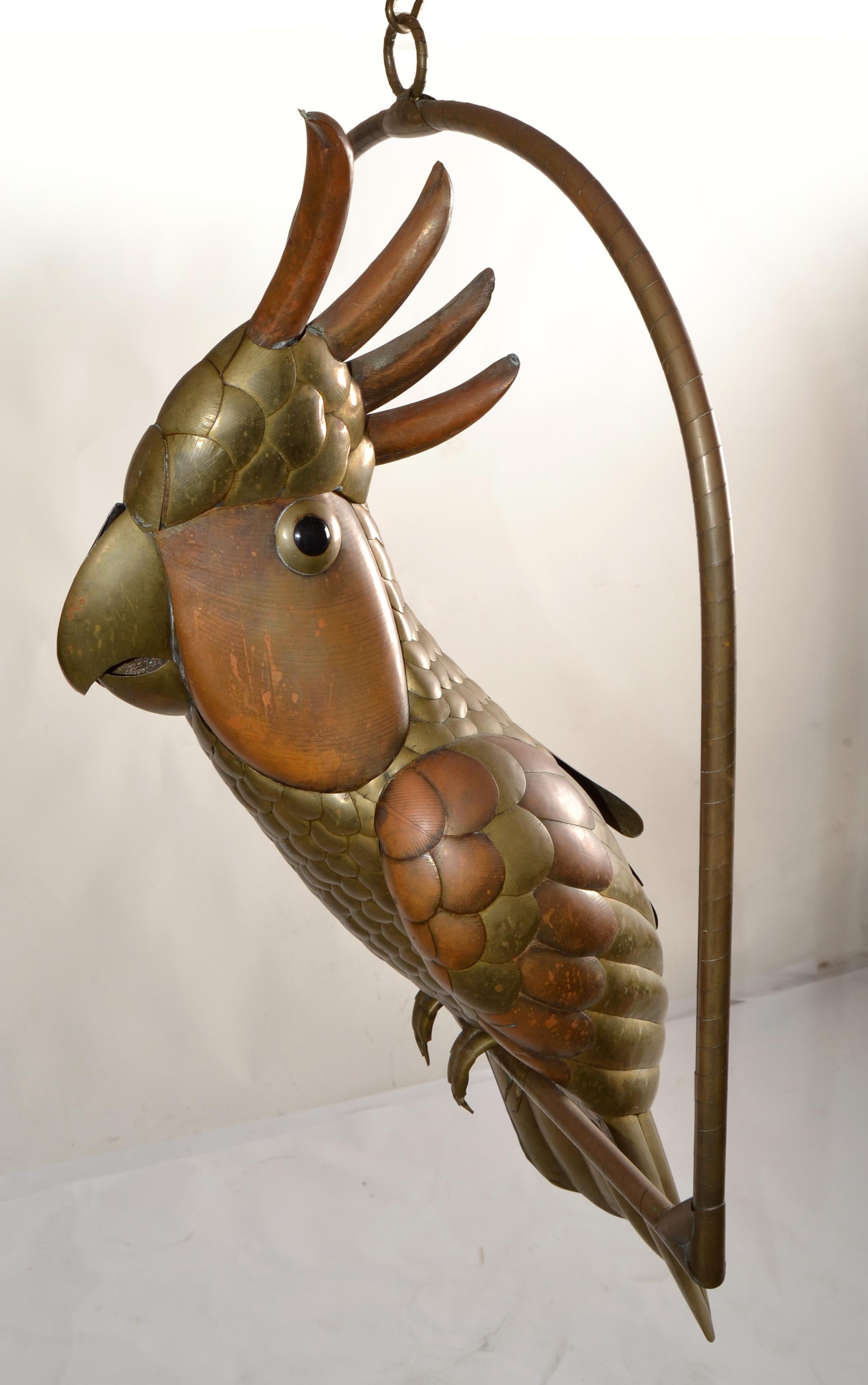 Arts and Crafts 1960 Sergio Bustamante Scultura di pappagallo cacatua in ottone e metallo misto con posatoio appeso in vendita