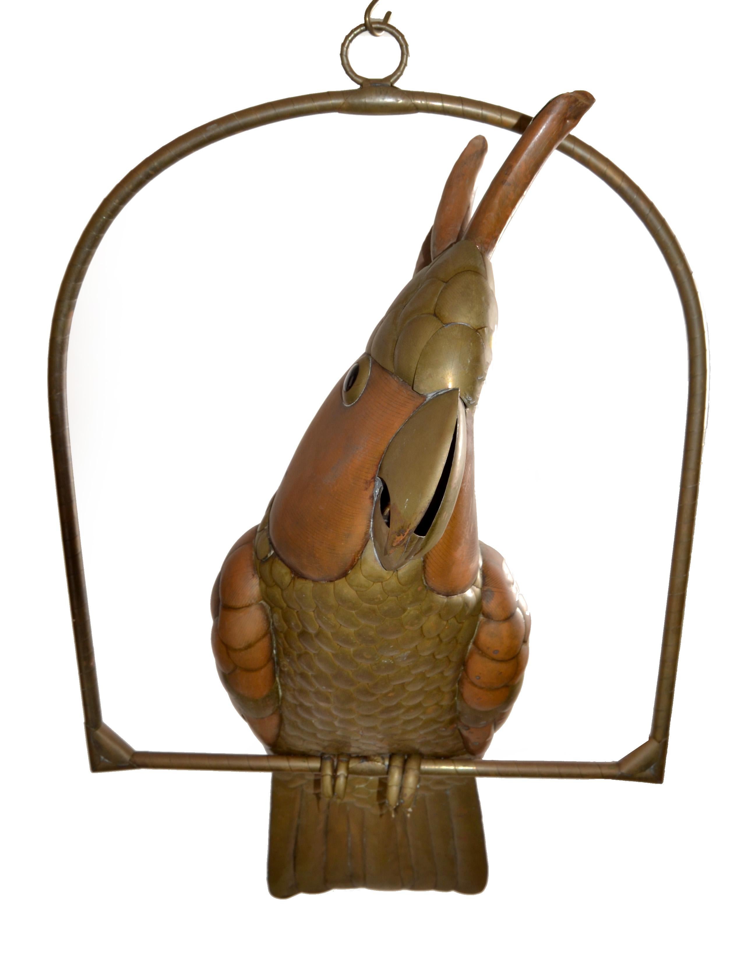 Messicano 1960 Sergio Bustamante Scultura di pappagallo cacatua in ottone e metallo misto con posatoio appeso in vendita