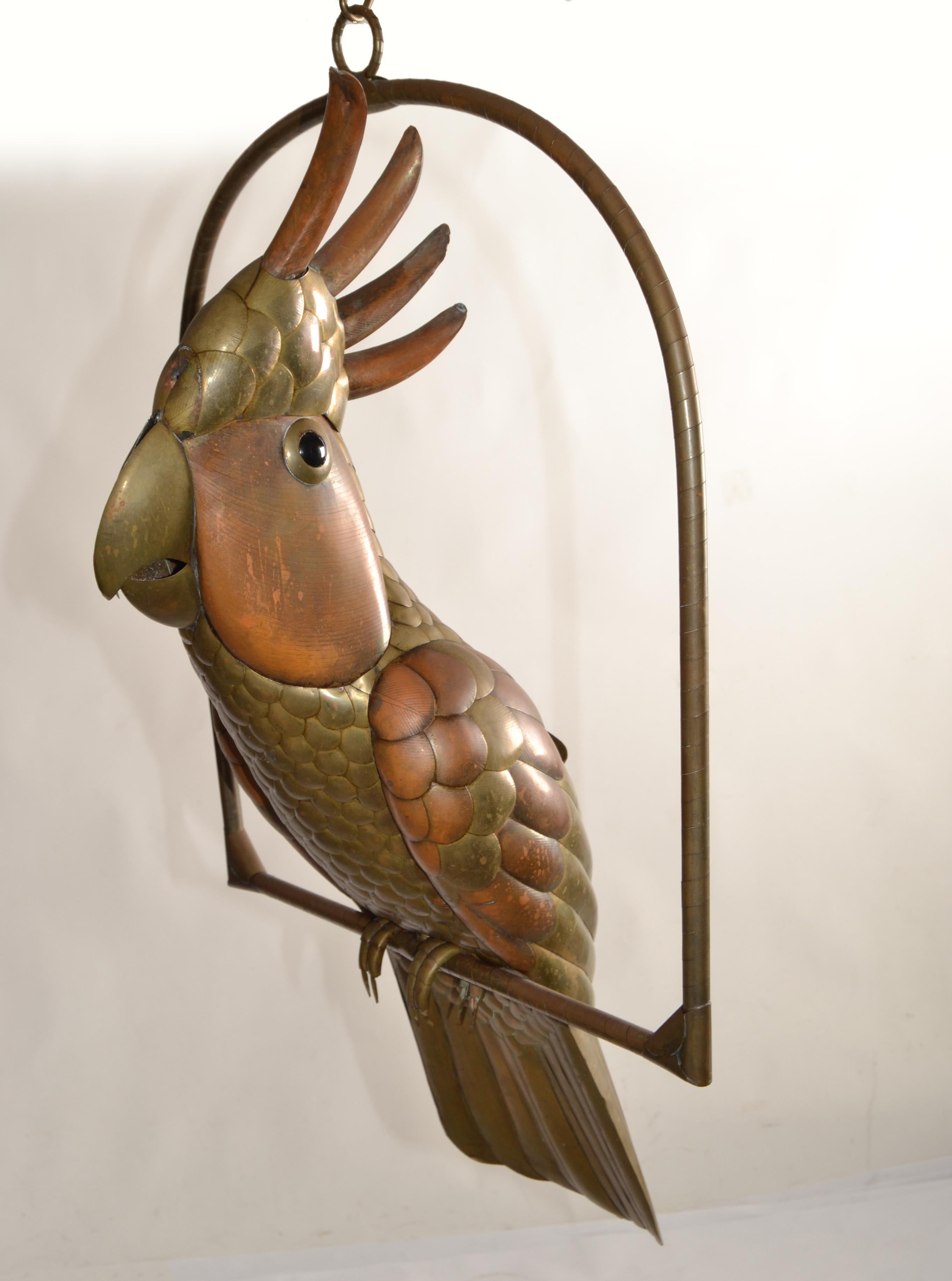 Fatto a mano 1960 Sergio Bustamante Scultura di pappagallo cacatua in ottone e metallo misto con posatoio appeso in vendita