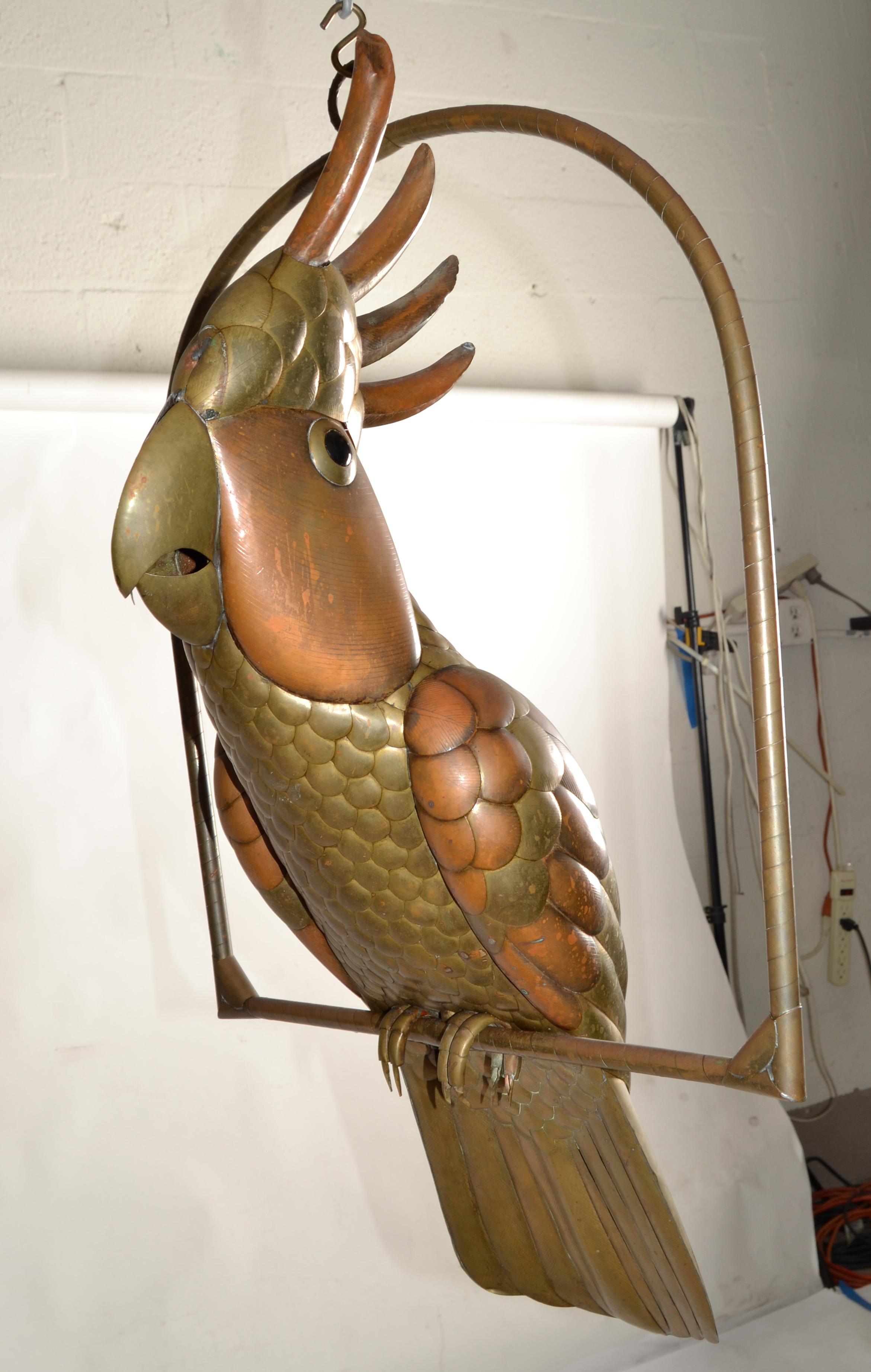 1960 Sergio Bustamante Scultura di pappagallo cacatua in ottone e metallo misto con posatoio appeso In condizioni discrete in vendita a Miami, FL