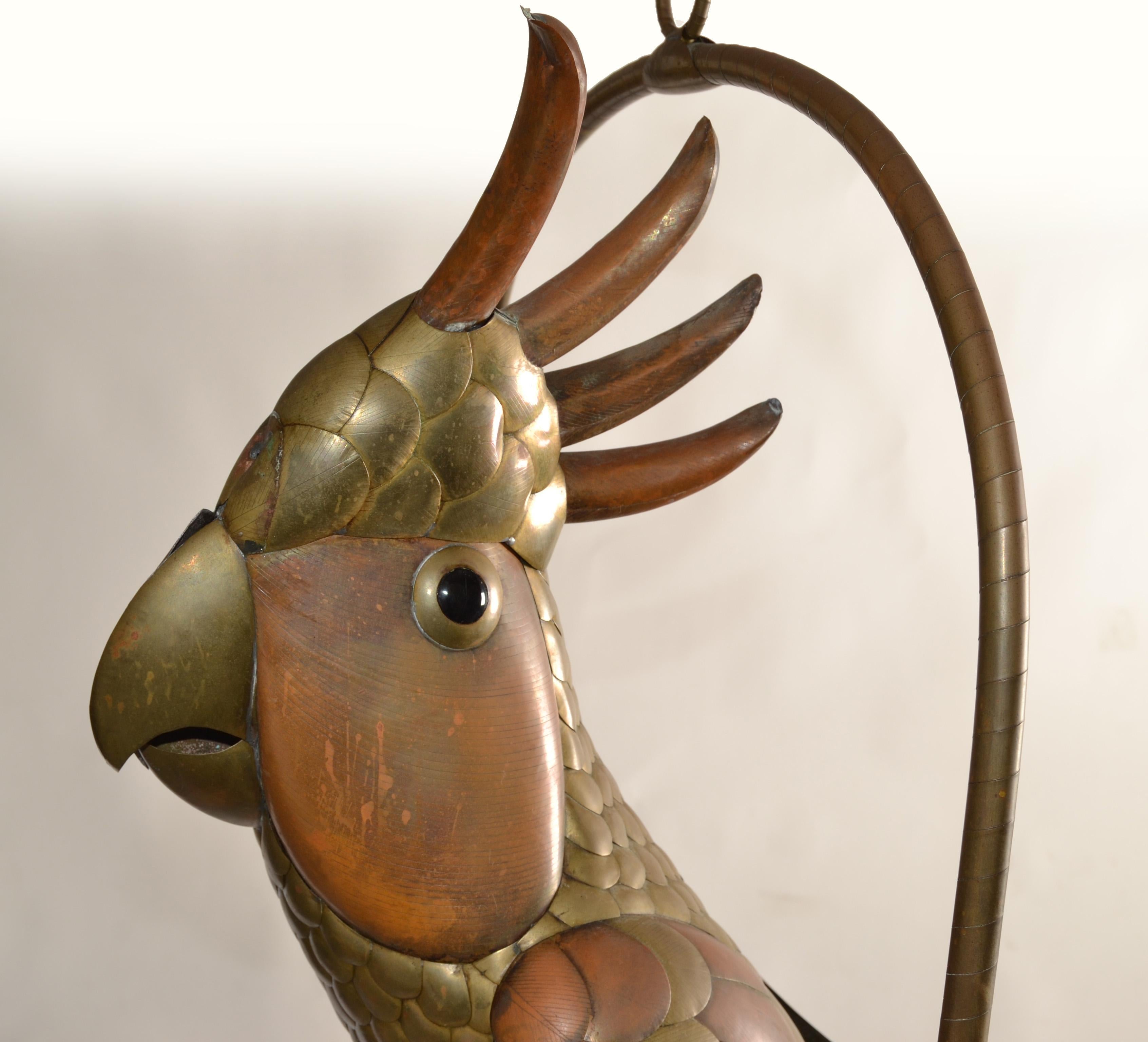 XX secolo 1960 Sergio Bustamante Scultura di pappagallo cacatua in ottone e metallo misto con posatoio appeso in vendita