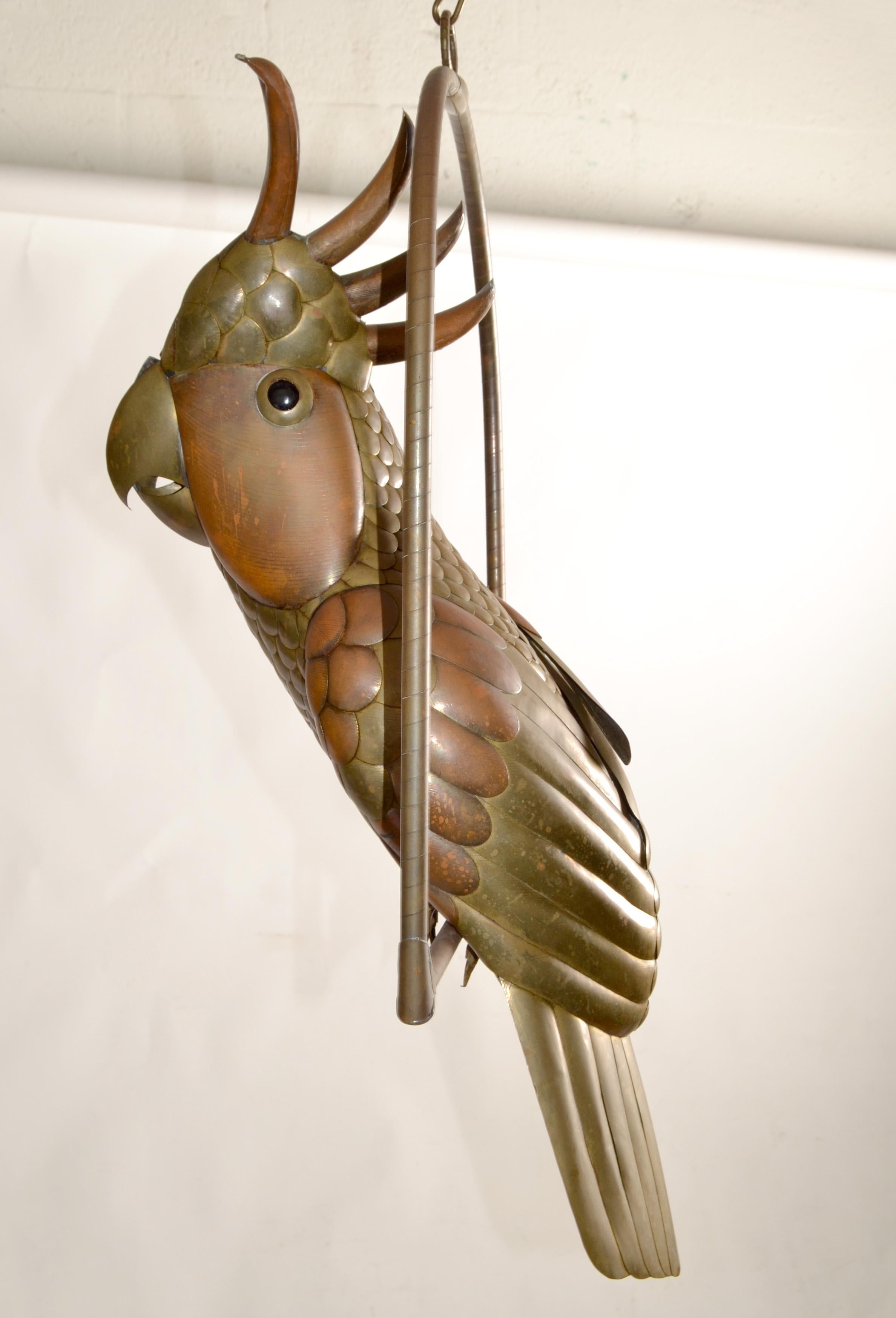Ottone 1960 Sergio Bustamante Scultura di pappagallo cacatua in ottone e metallo misto con posatoio appeso in vendita