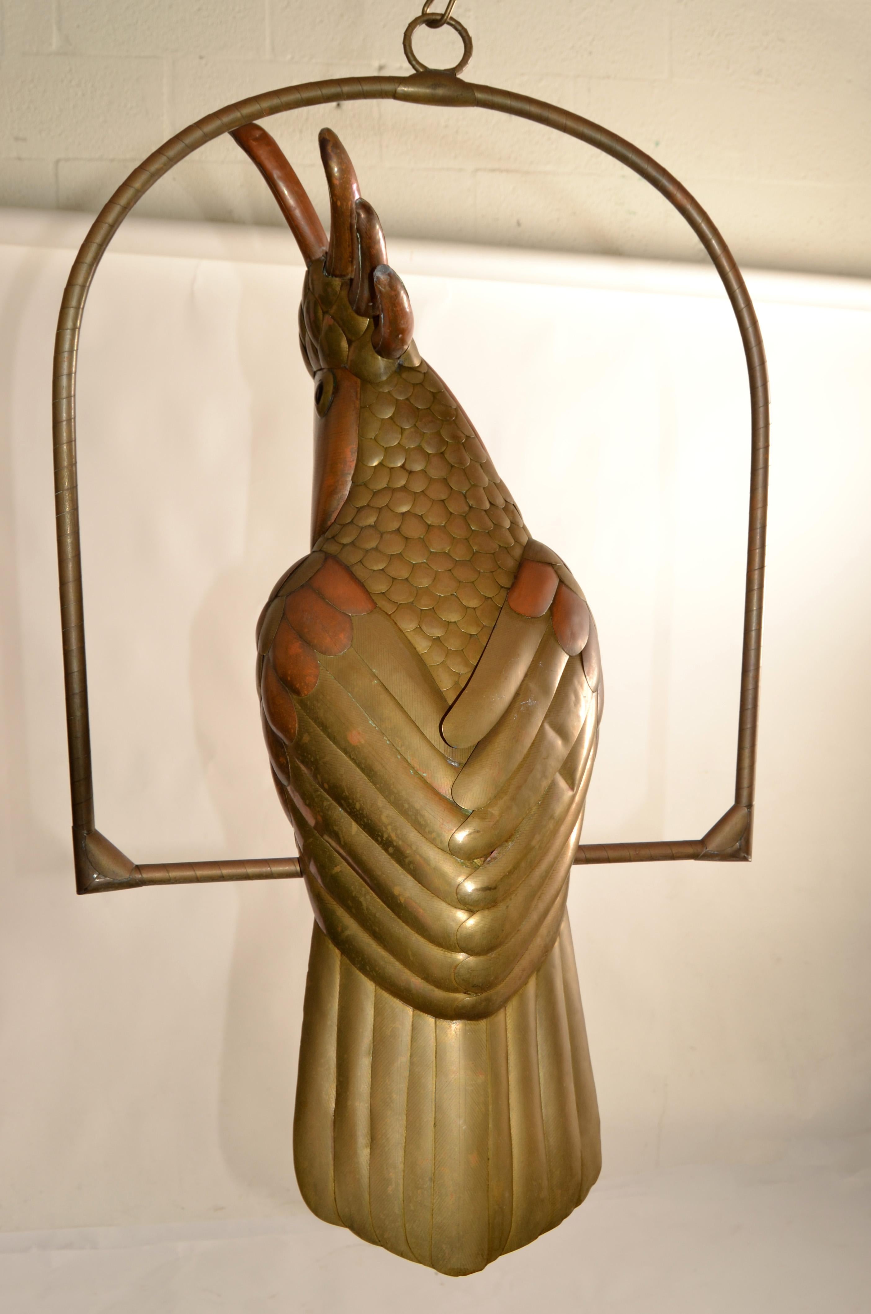 1960 Sergio Bustamante Scultura di pappagallo cacatua in ottone e metallo misto con posatoio appeso in vendita 1