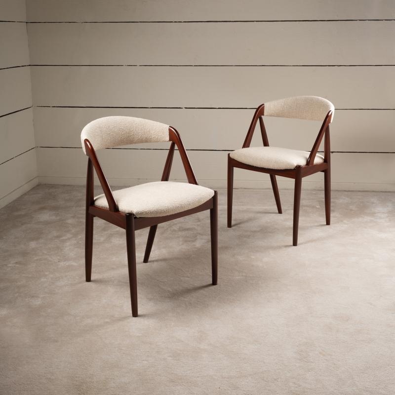 Magnifique ensemble de 12 chaises de salle à manger scandinaves en teck massif, modèle 31, entièrement restaurées avec du tissu et des finitions haut de gamme.
Designer Kai Kristiansen. Édition originale de Schou Andersen.
Danemark 1960.

Longueur :