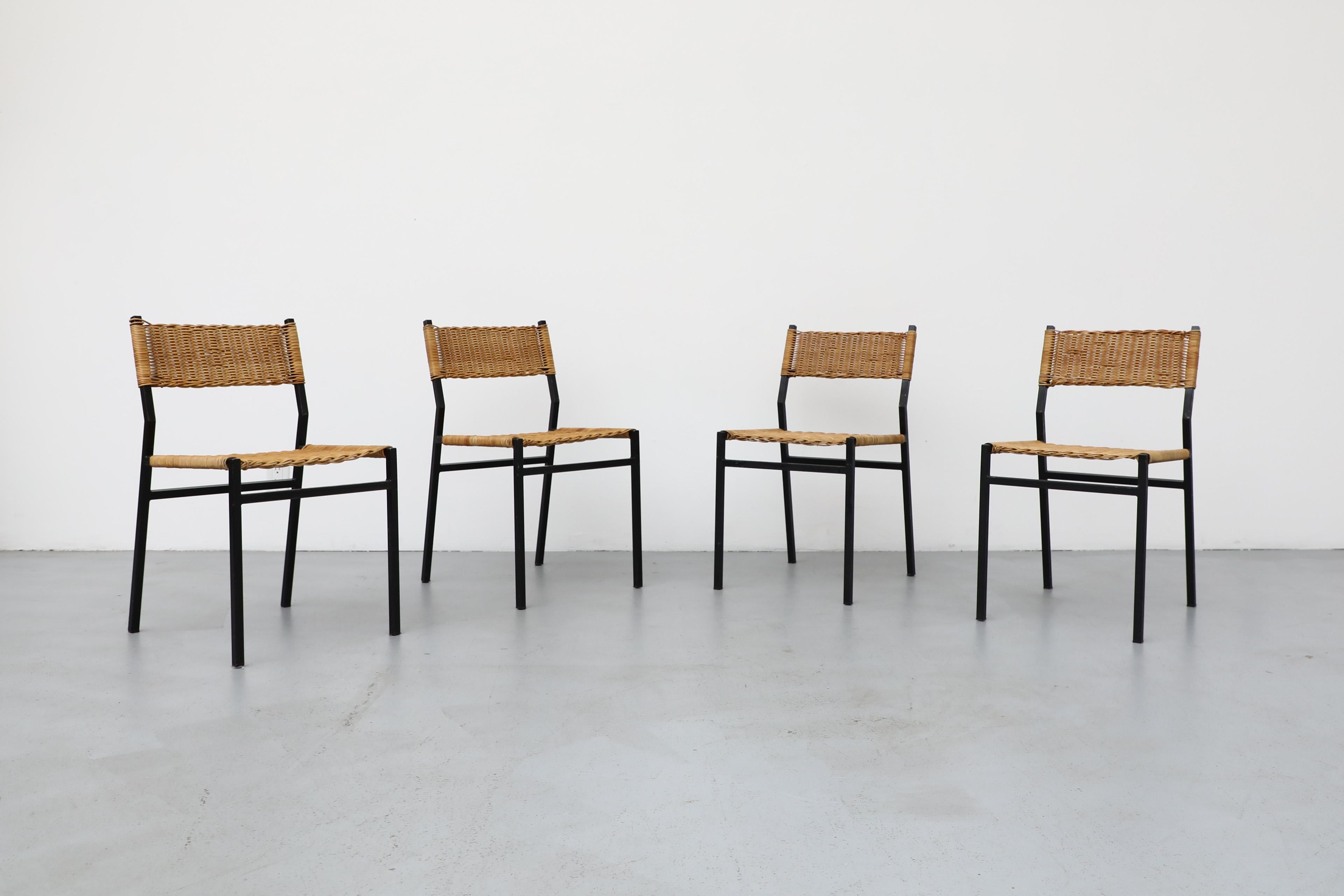Splendido set di quattro sedie da pranzo, creato da Martin Visser nel 1960 per il produttore olandese di mobili 't Spectrum. Il modello presenta una seduta e uno schienale in vimini su telai tubolari neri in metallo smaltato. Il tutto in condizioni