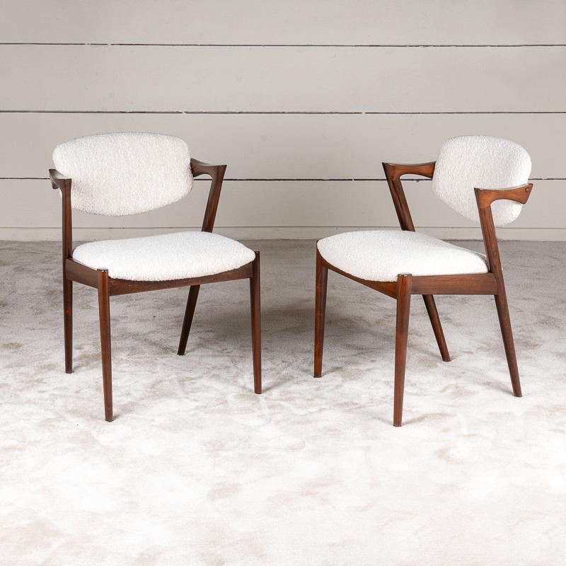 Precioso conjunto de 6 sillas escandinavas de palisandro macizo, totalmente restauradas con telas y acabados de alta gama.
u2028Diseñador Kai Kristiansen - Edición original de Schou Andersen Mobel Fabric.u2028
Dinamarca, hacia 1960.

Altura 75 cm -