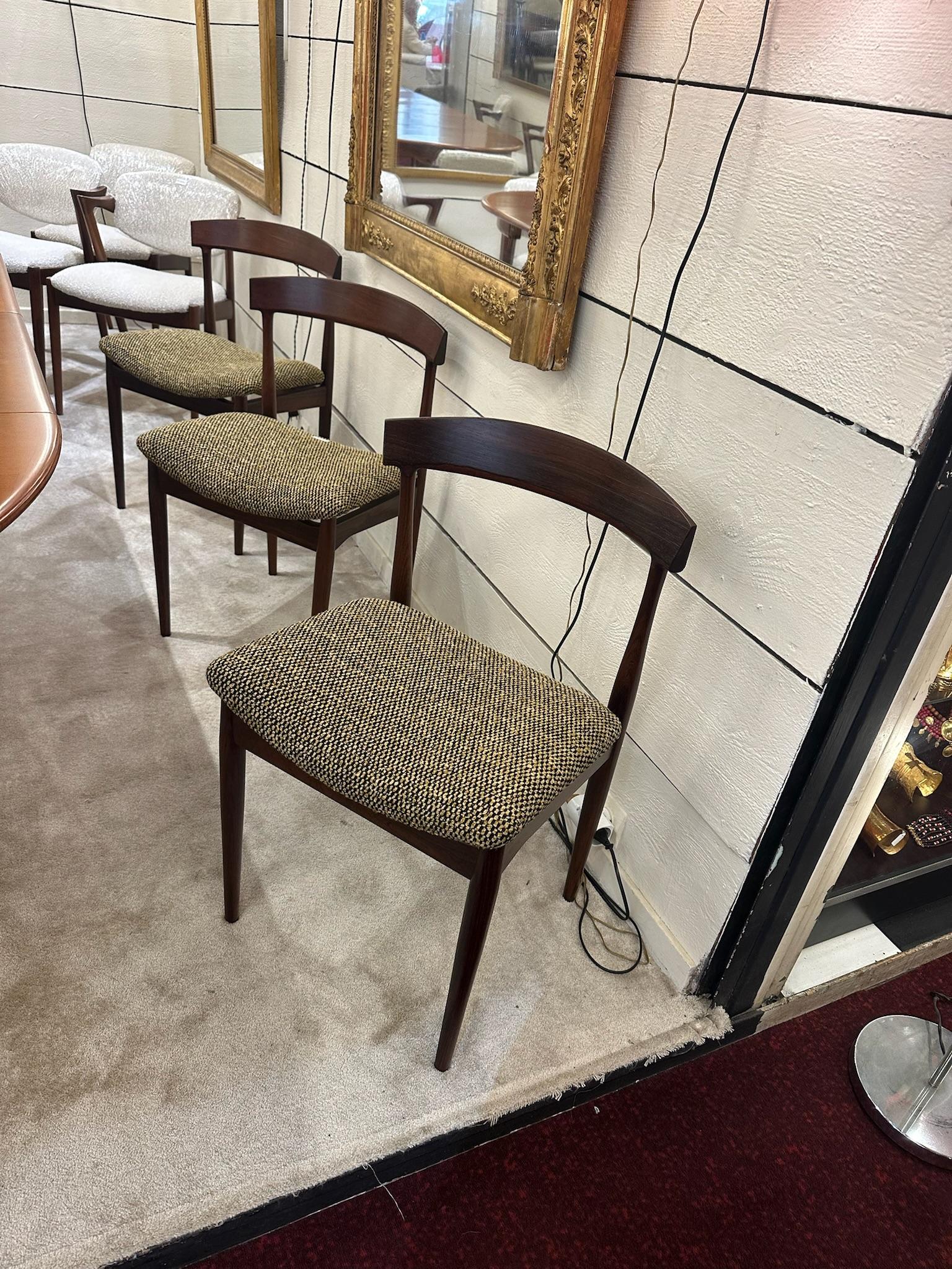 Satz von 6 vollständig restaurierten Stühlen aus skandinavischem Nussbaumholz mit hochwertigen Stoffen und Oberflächen.
Dänemark, 1960.

Höhe: 75 cm - 29,53po
Breite: 49 cm - 19,29 po
Tiefe: 43 cm - 16,93 po