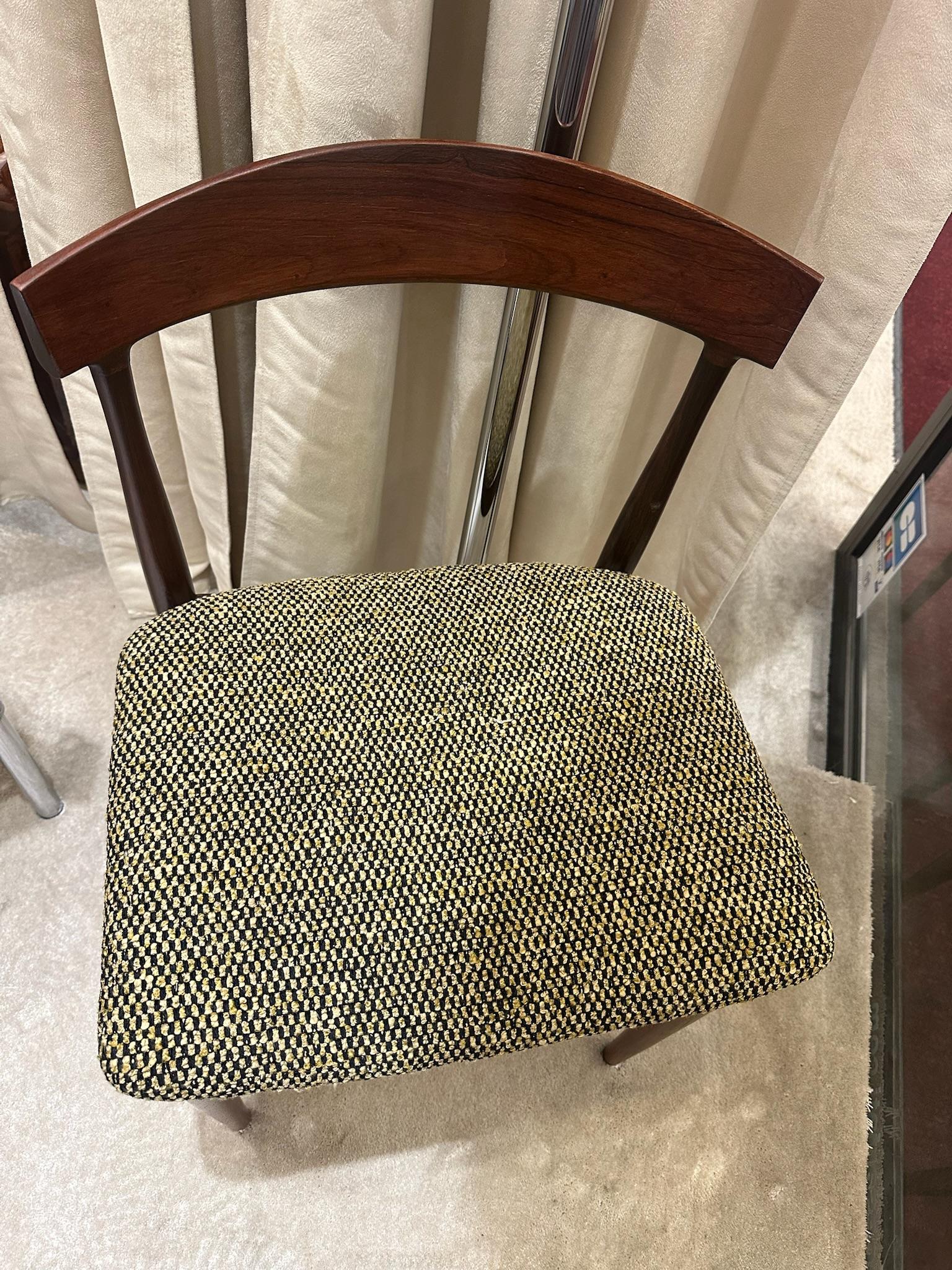 1960 Satz von 6 Stühlen aus skandinavischem Nussbaumholz (Stoff) im Angebot