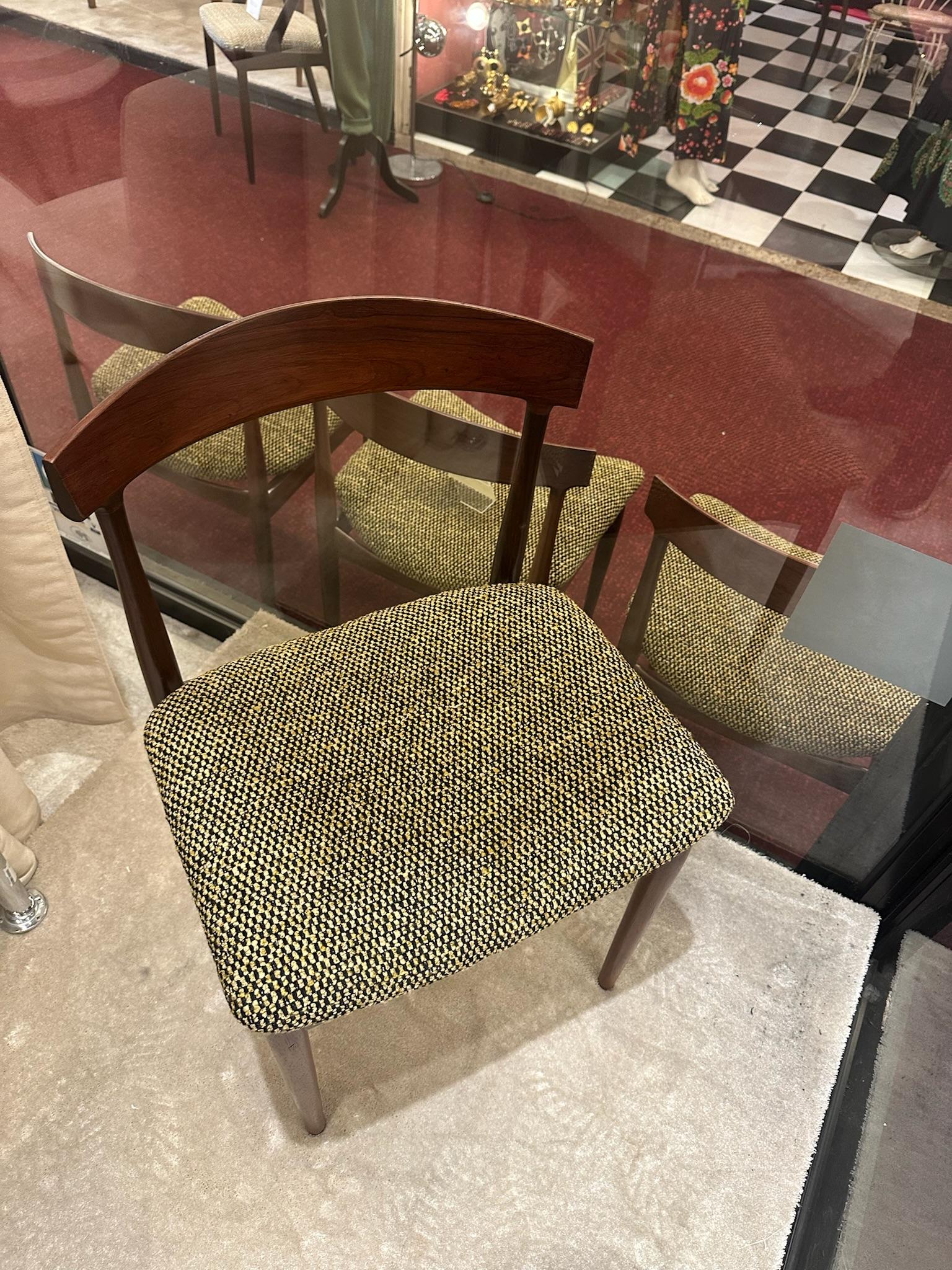 1960 Satz von 6 Stühlen aus skandinavischem Nussbaumholz im Angebot 1