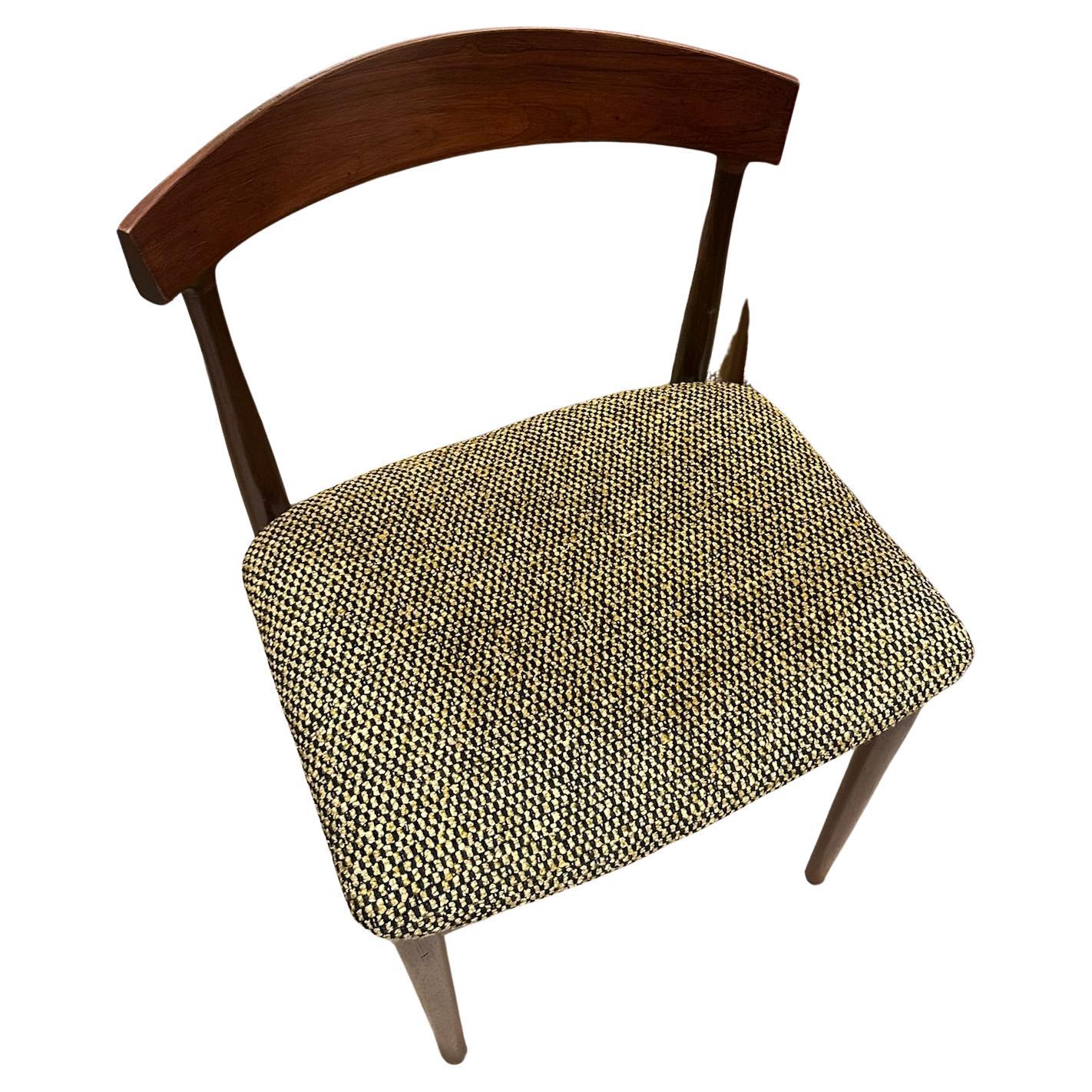 1960 Satz von 6 Stühlen aus skandinavischem Nussbaumholz im Angebot