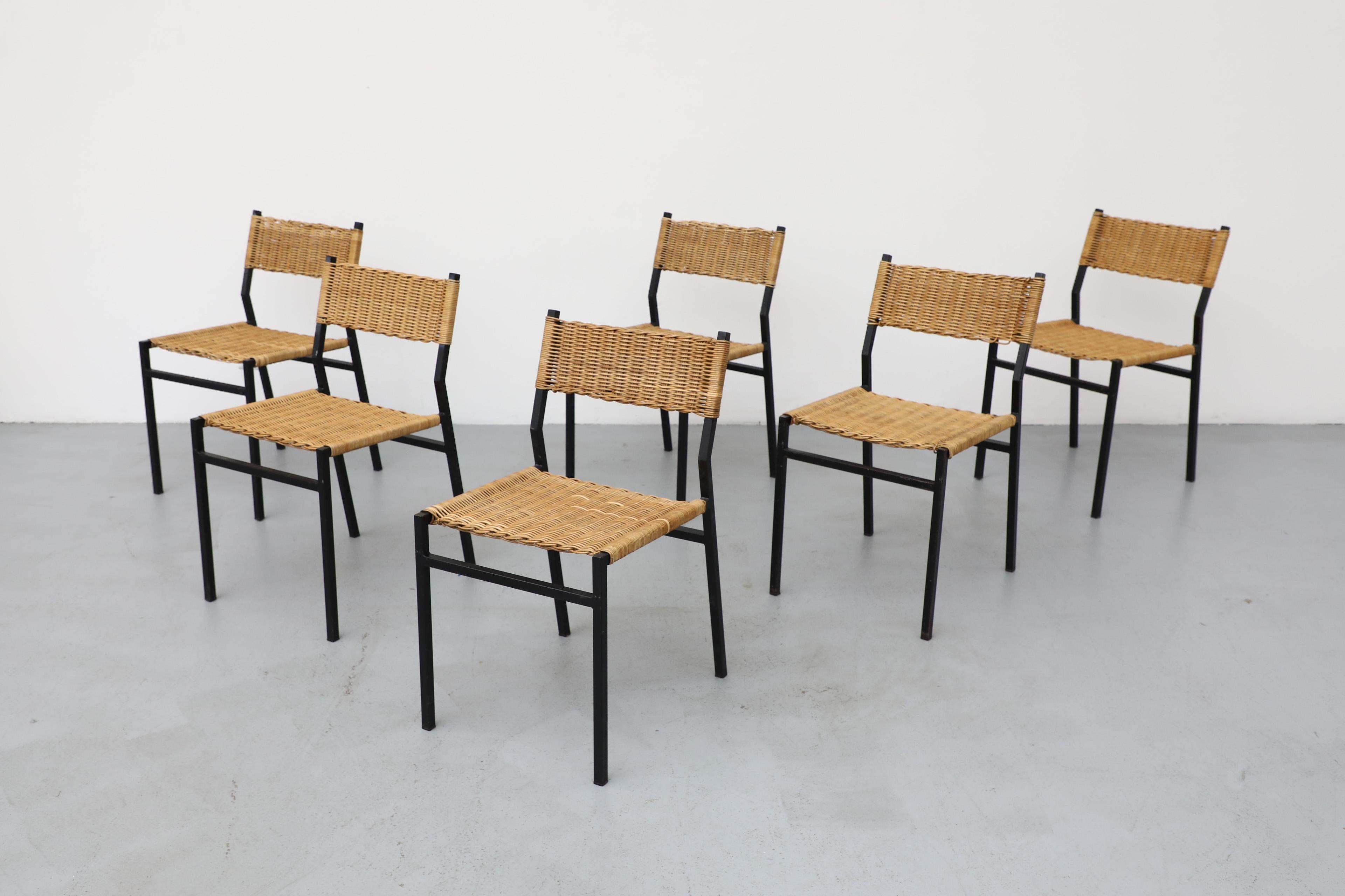 Splendido set di 6 sedie da pranzo creato da Martin Visser nel 1960 per il produttore olandese di mobili 't Spectrum. Il modello presenta una seduta e uno schienale in vimini su telai tubolari neri in metallo smaltato. Il tutto in condizioni
