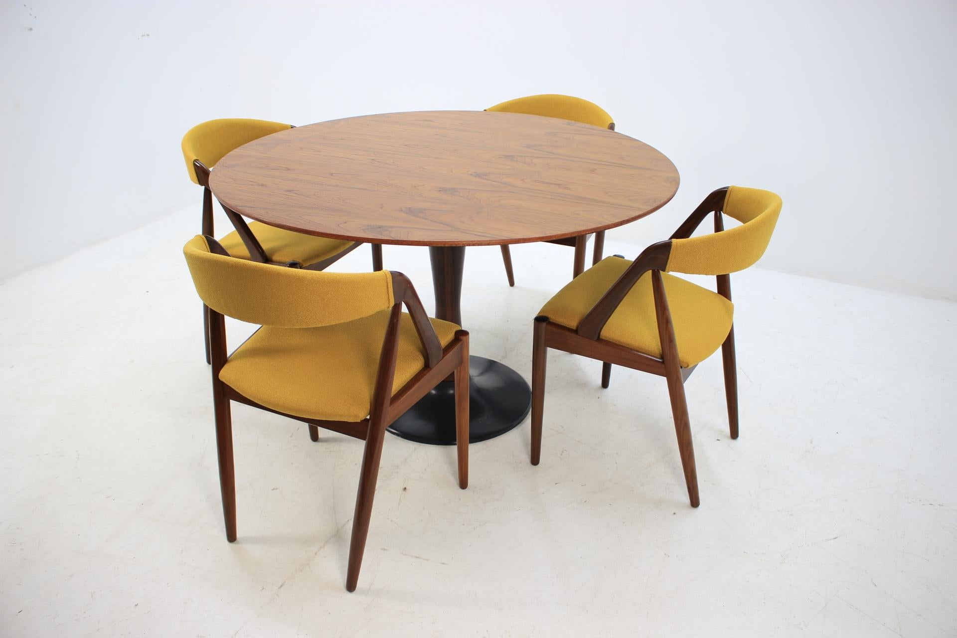 1960 Set of Four Kai Kristiansen Model 31 Chairs and Round Teak Table In Good Condition In Praha, CZ