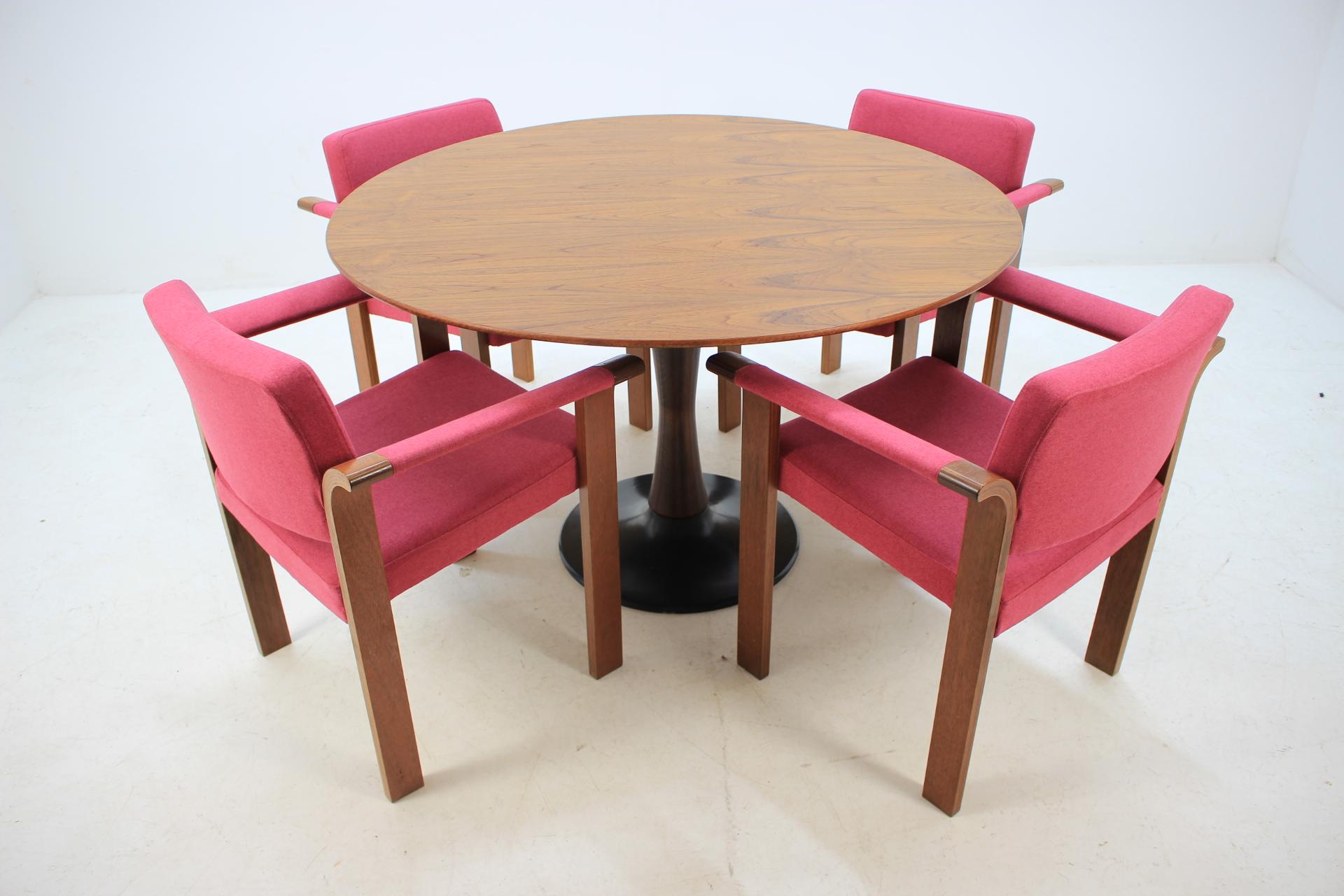 The chairs has been newly upholstered and the wooden frames has been repolished. The round teak table has been carefully refurbished.

Table measurement: Height 73 cm, diameter 120 cm.