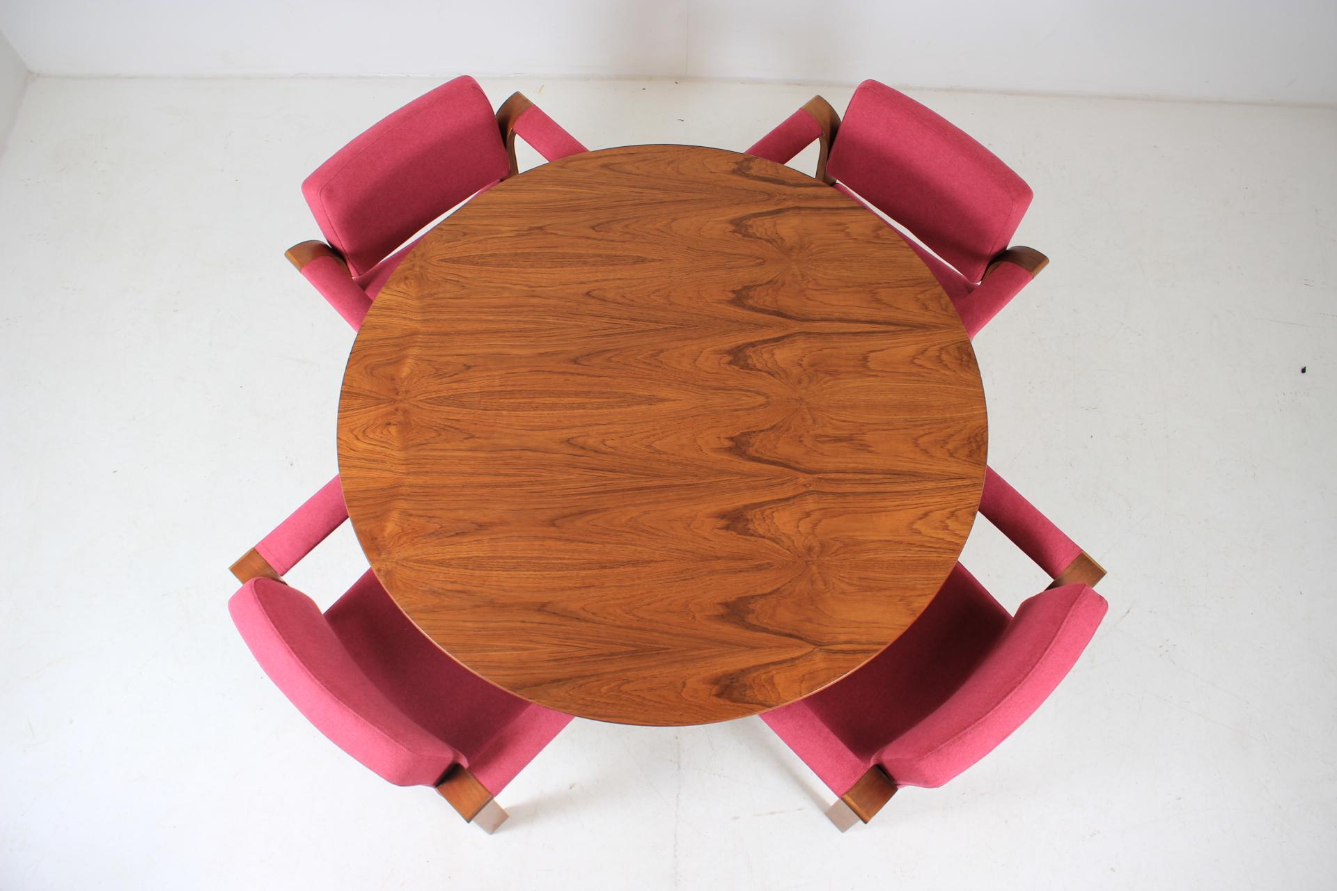 1960 Set of Four Magnus Olesen Chairs and Round Teak Table In Good Condition In Praha, CZ