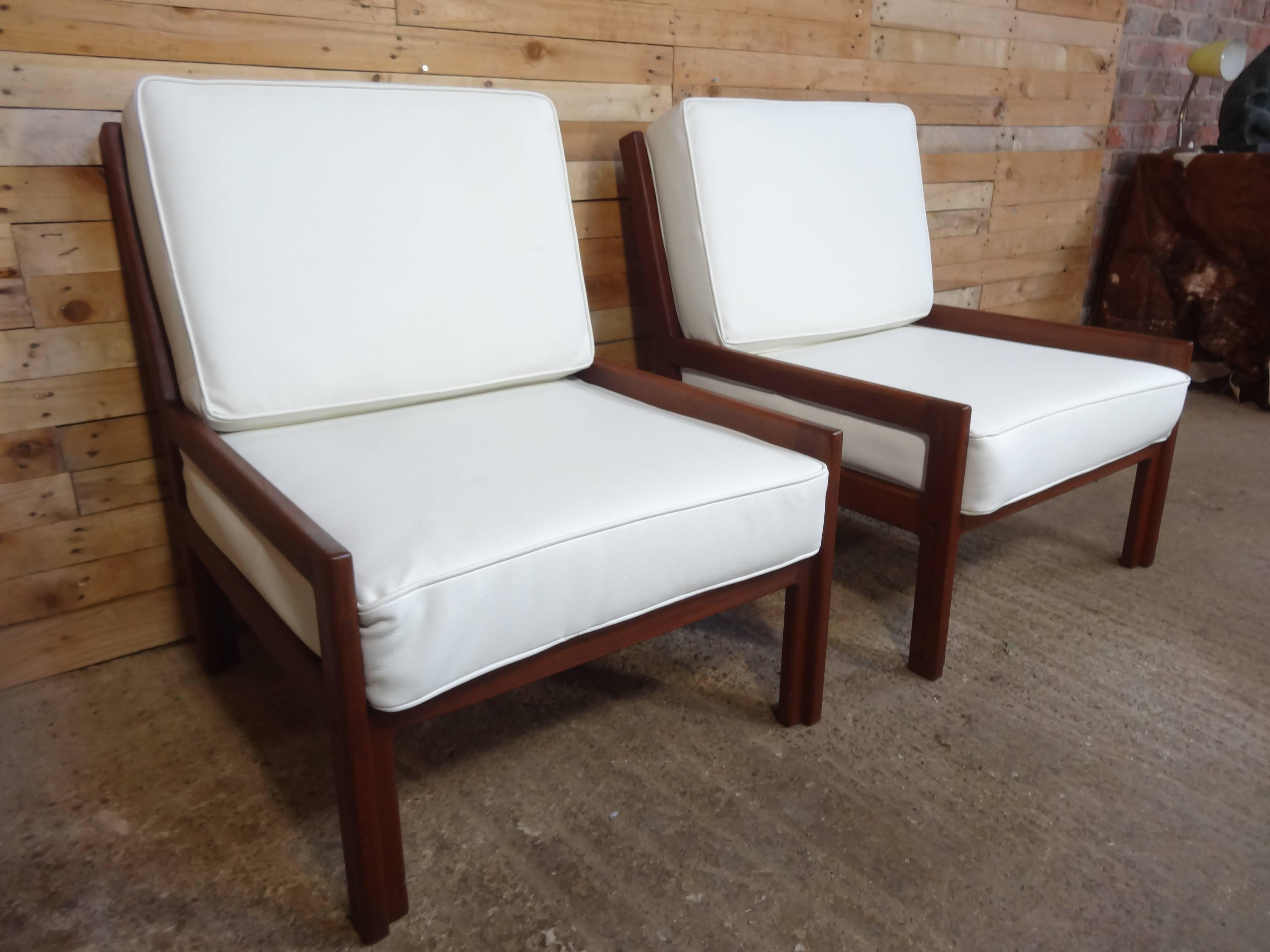 Néerlandais 1960 Ensemble de chaises longues rétro en cuir blanc et teck minimaliste en vente