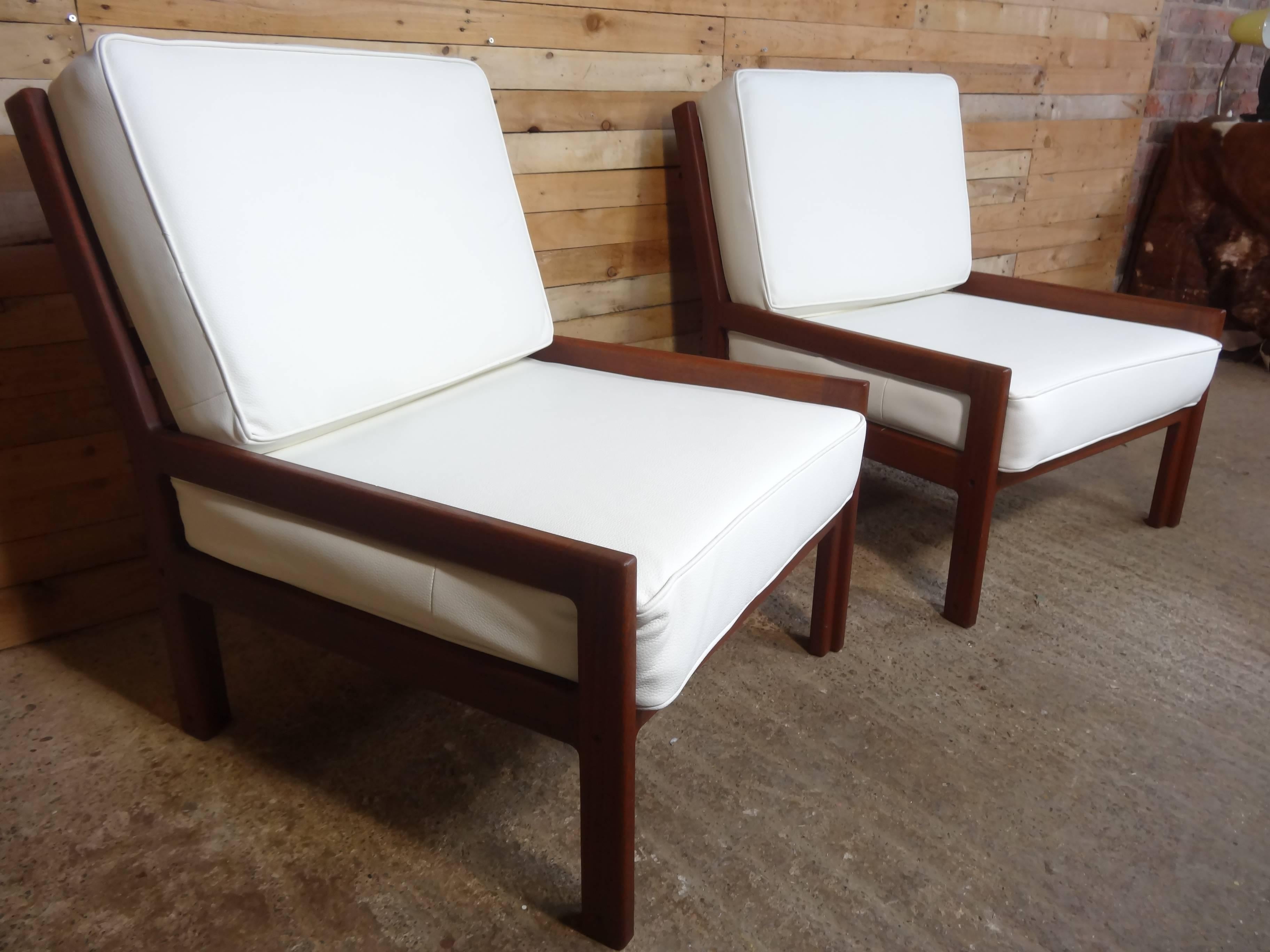 Teck Ensemble de fauteuils de salon rétro minimalistes en cuir blanc et teck, 1960 en vente