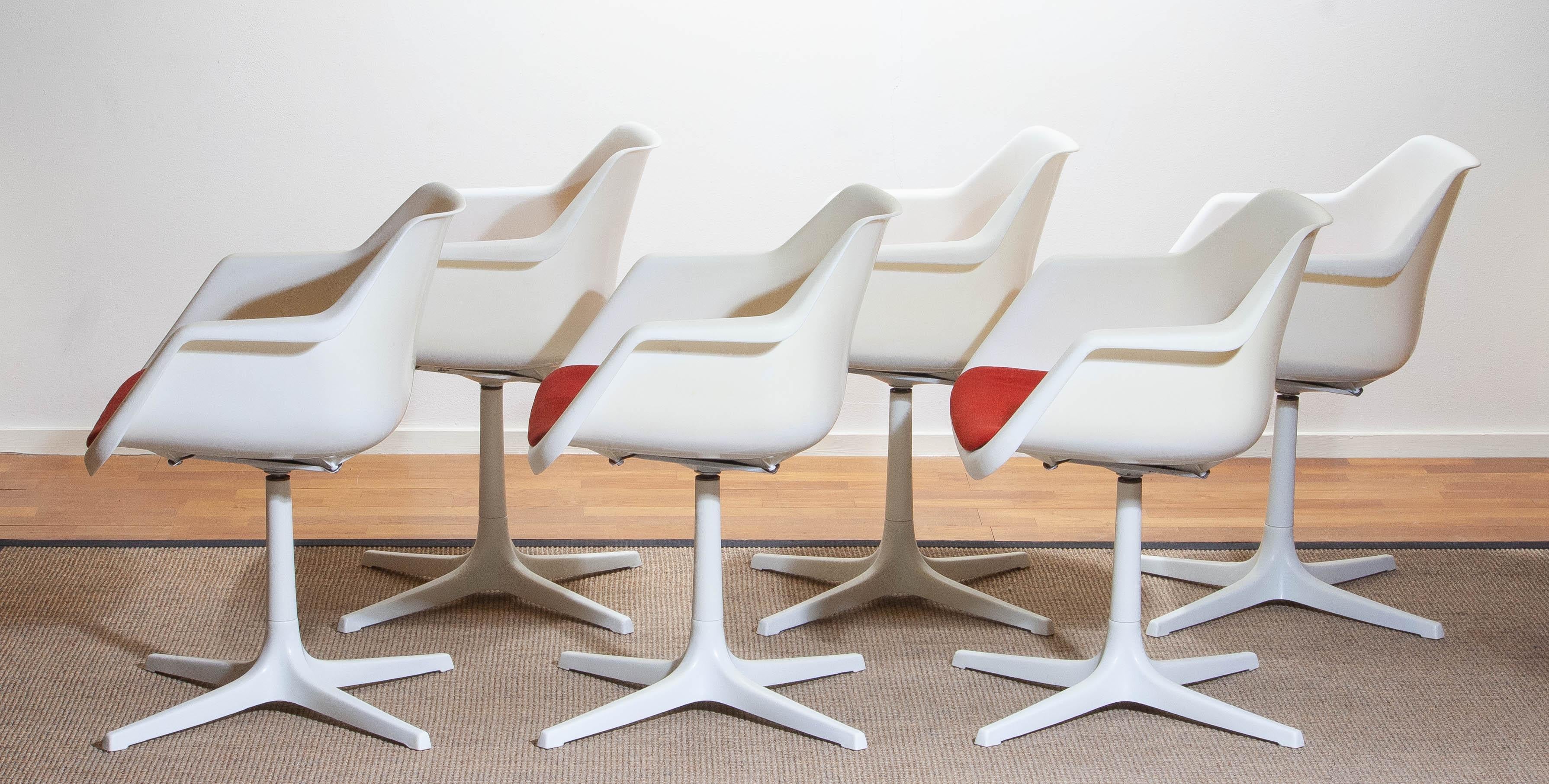 Beautiful and rare set of six swivel dining / office chairs designed by Robin Day for Hille, France, 1960s.
The overall condition is good. Fabric shows some stains. (Very easy to reupholster in your favourite fabric.)