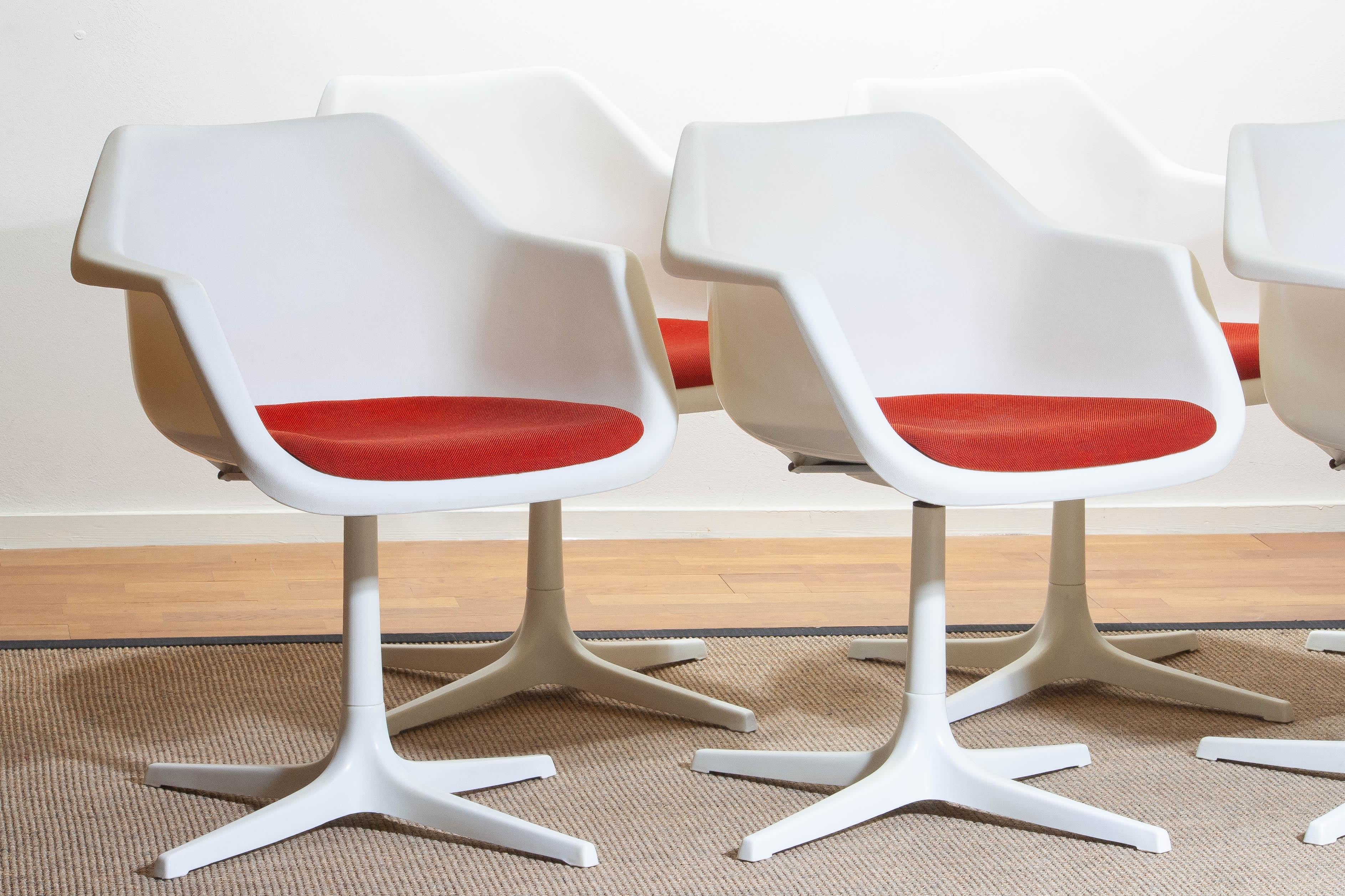 1960, Set of Six White Swivel Chair by Robin Day for Hille, France In Good Condition In Silvolde, Gelderland