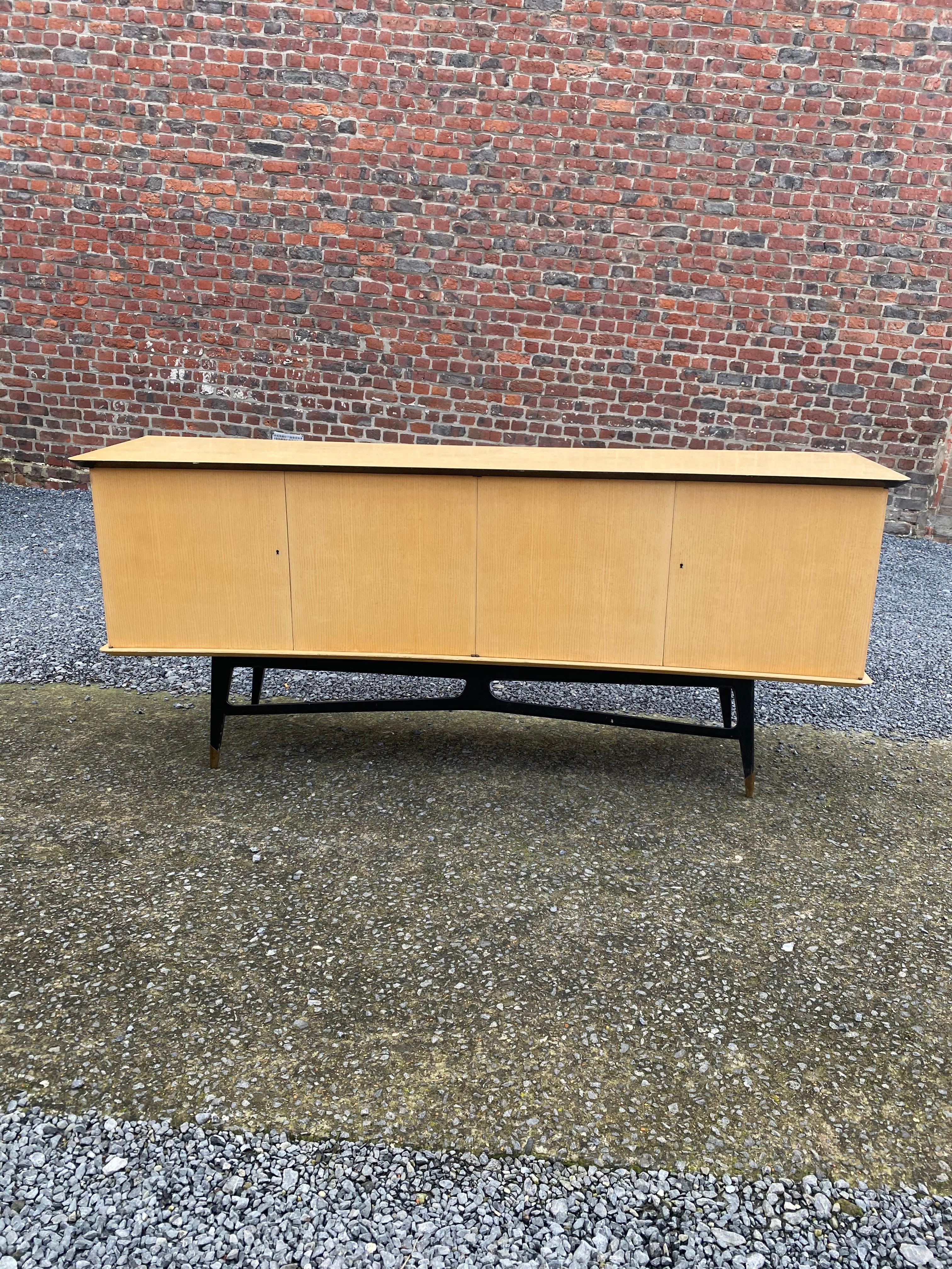 Sideboard in ash veneer, blackened wood and brass in the style of Maison Raphael, circa 1960.
Beautiful interior layout
possibility of dismantling it for delivery.