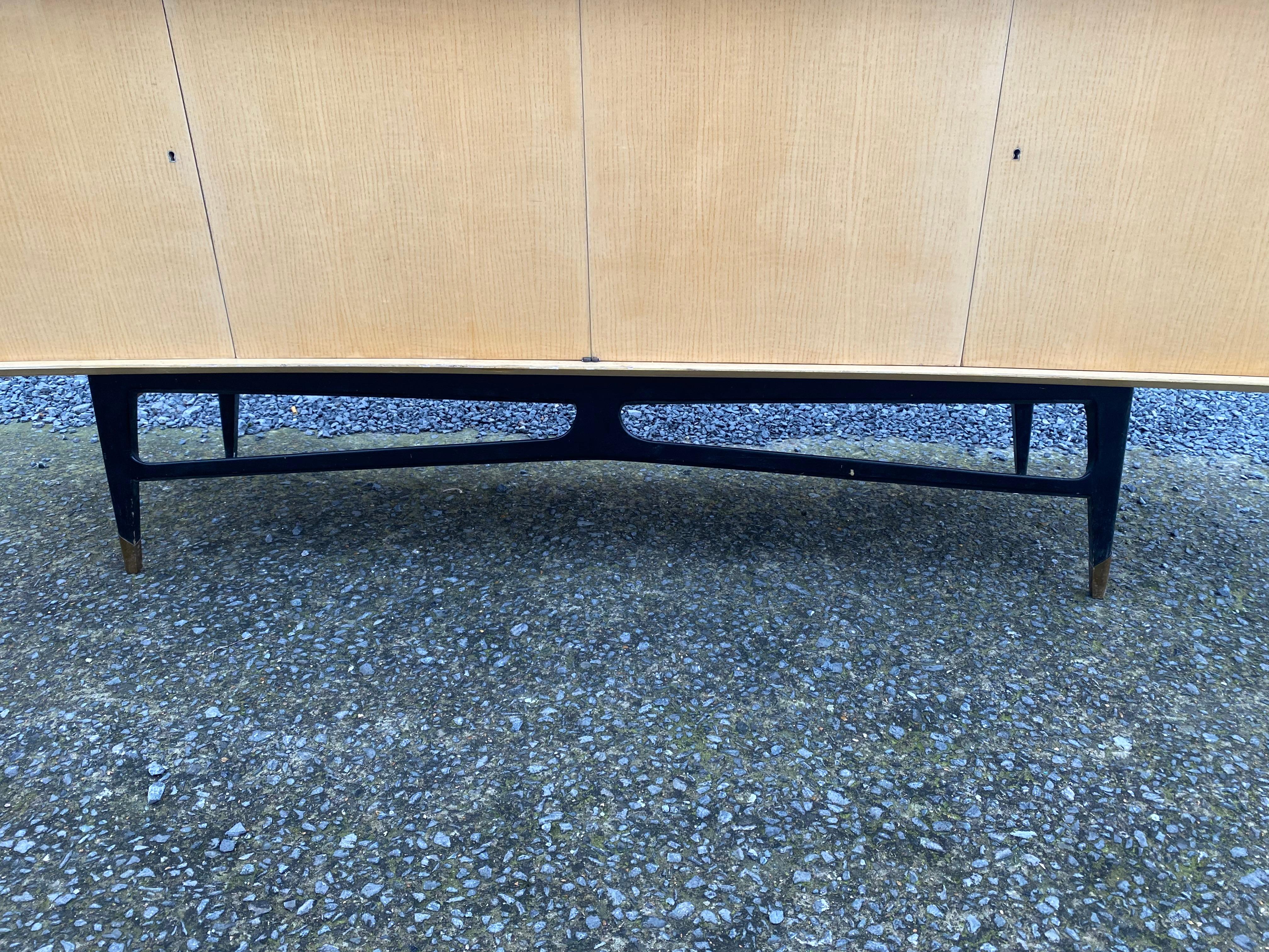 Buffet de style Maison Raphael de 1960 en placage de frêne, bois noirci et laiton Bon état - En vente à Saint-Ouen, FR