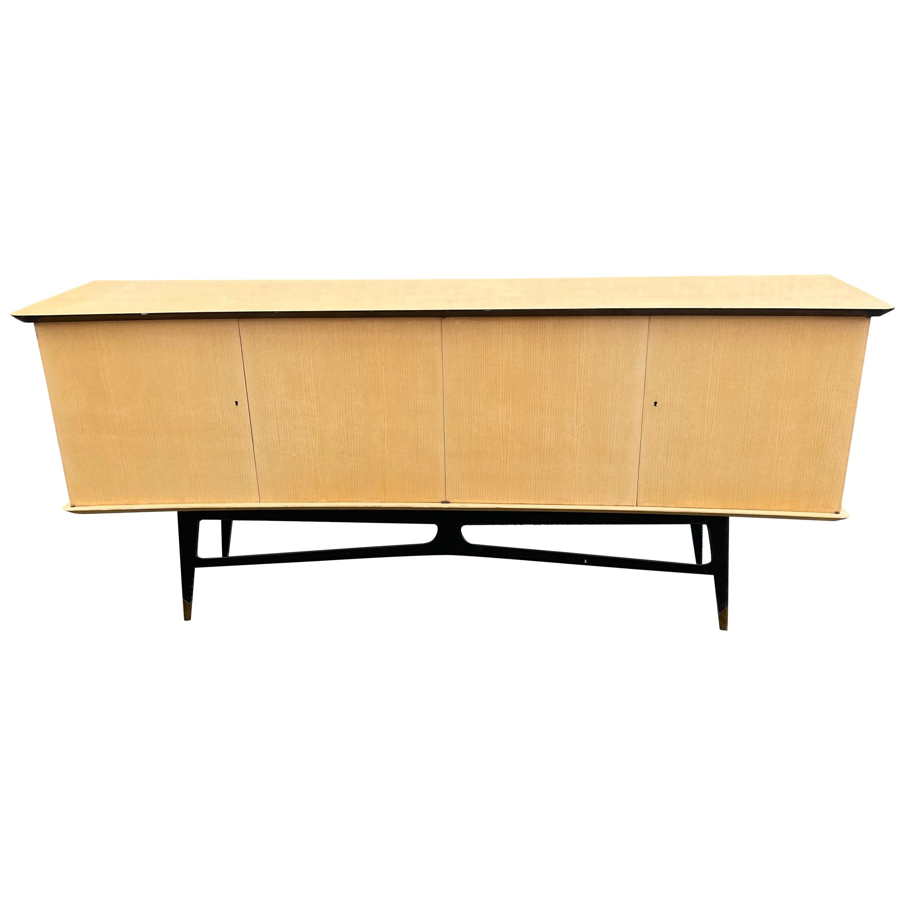 Buffet de style Maison Raphael de 1960 en placage de frêne, bois noirci et laiton en vente