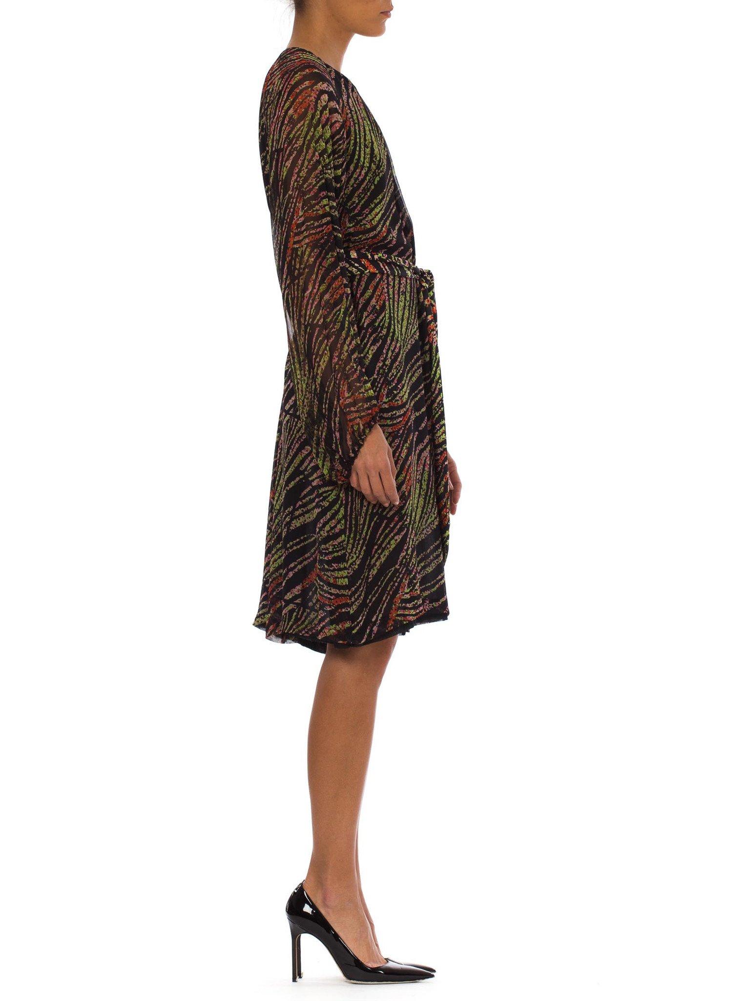 Noir Robe à manches longues en mousseline de soie abstraite tropicale à biais avec couture française, années 1970