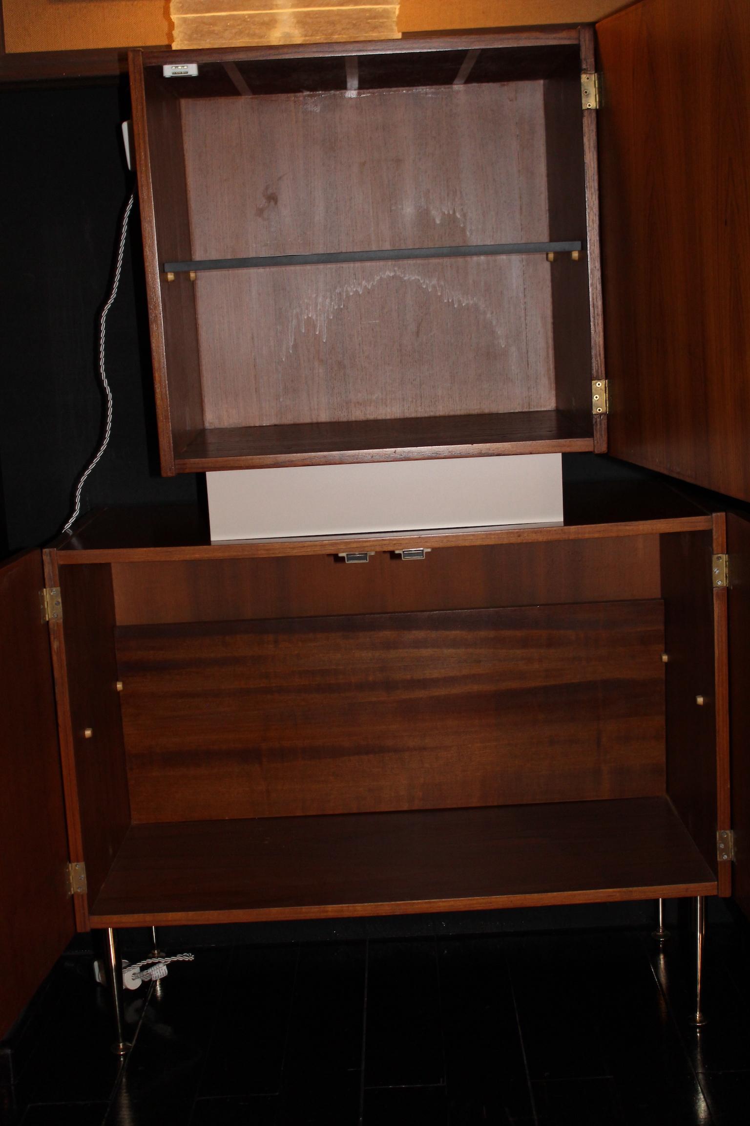 1960 Small Sideboard in Oak with Inserts in Withe Formica In Good Condition For Sale In Milano, IT