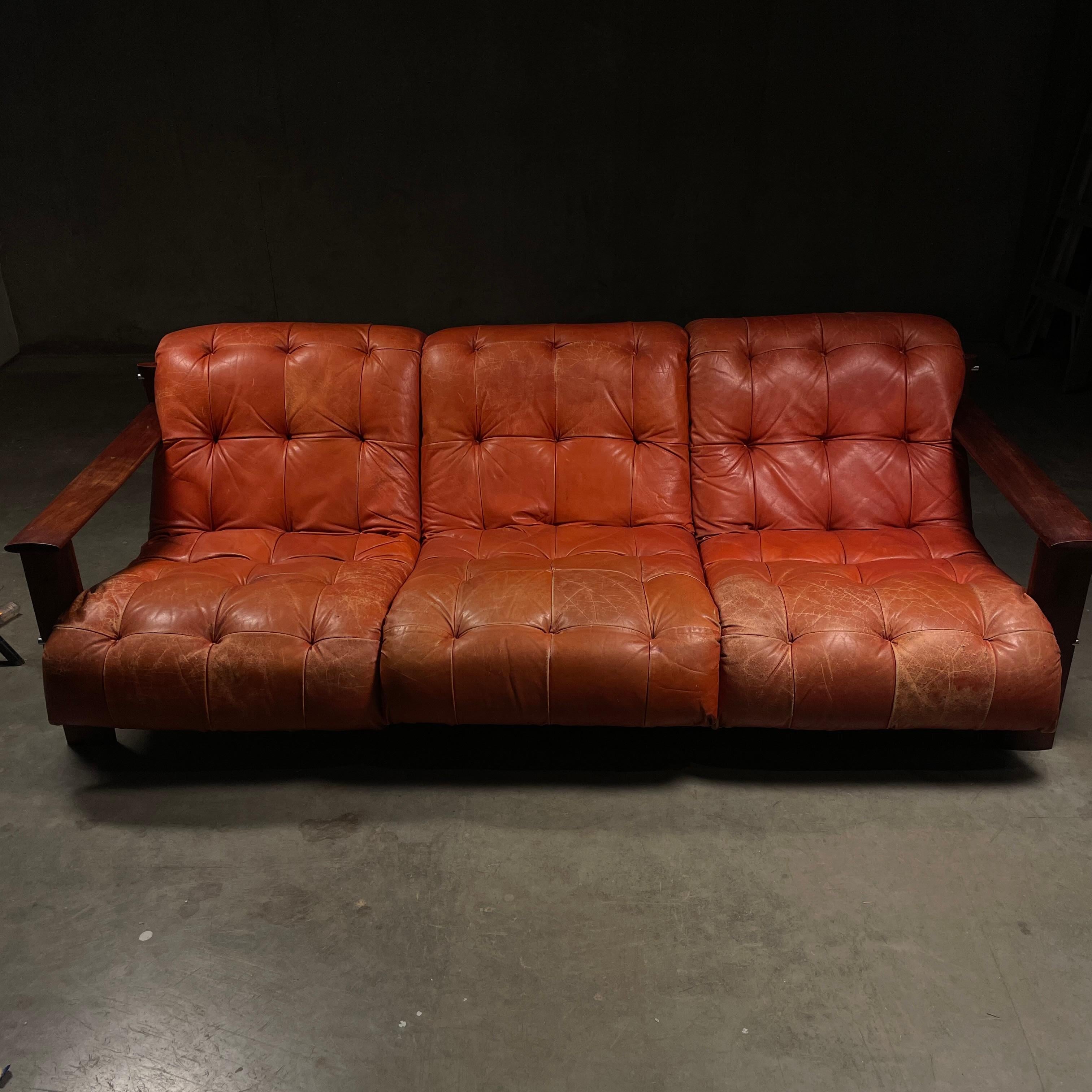 Brazilian 1960 Sofa Mp129 Leather tufted  by Percival Lafer For Sale