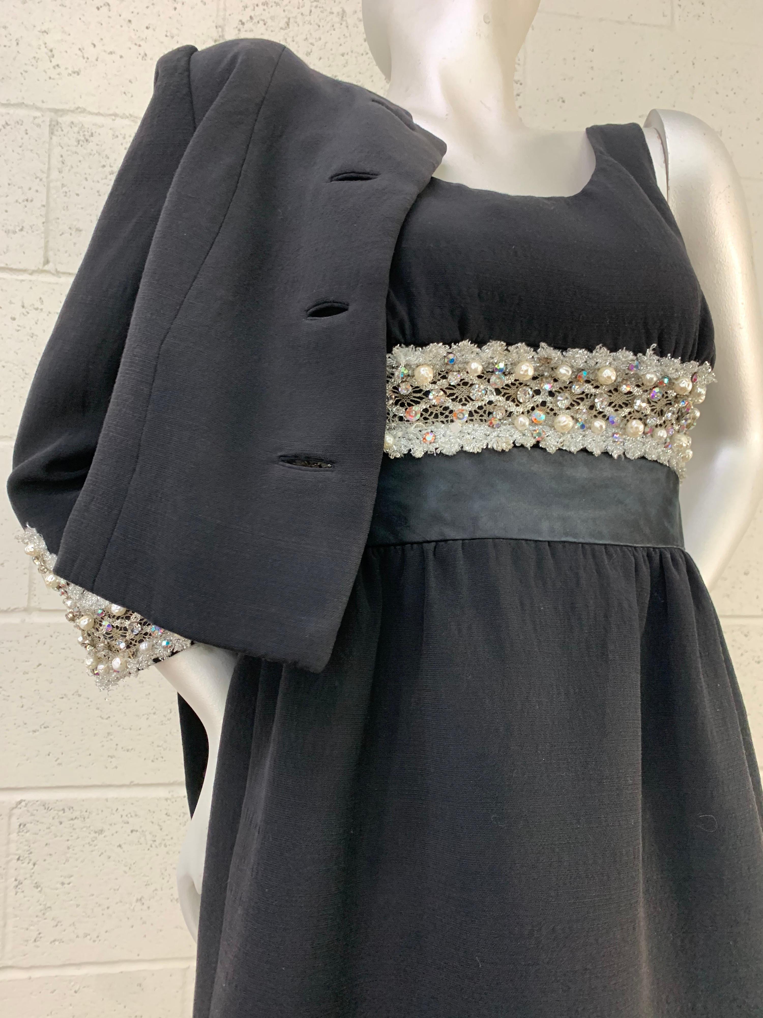 1960 Sophie-Saks Fifth Avenue Mod Babydoll Dress and Bolero Jacket in Black Wool & Jeweled Lace Trim : Une charmante robe babydoll à taille empire avec une mini-jupe complète garnie de dentelle métallique argentée, de strass et de fausses perles.
