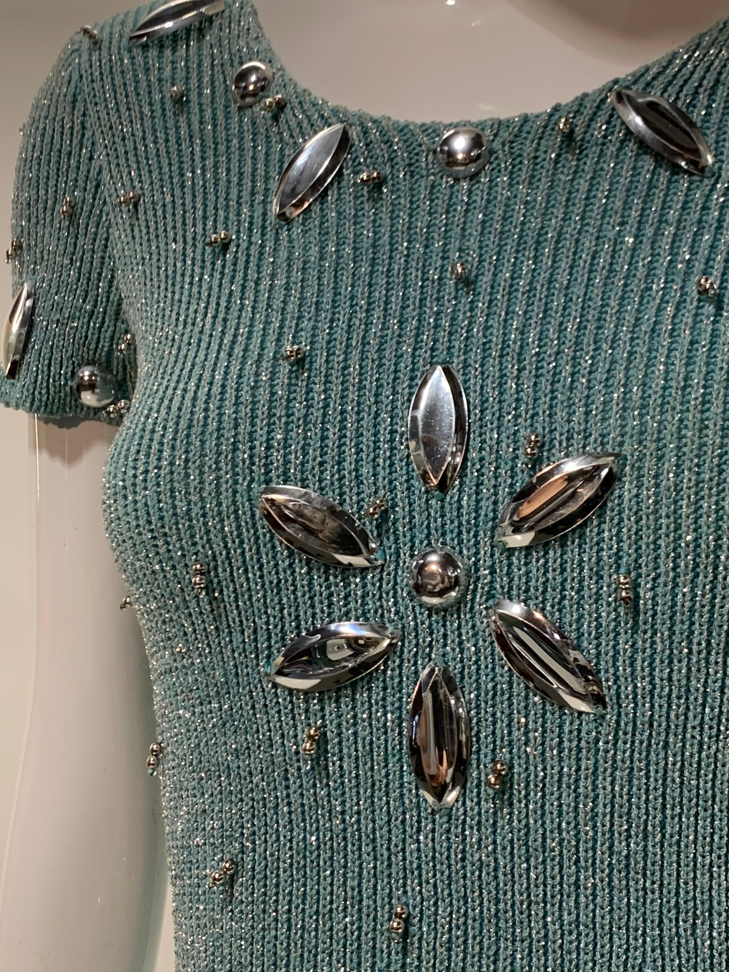 Jersey de punto de canalé Adolfo Space Age de los años 60, de color aguamarina y plateado metalizado, con flecos de cadenas plateadas y abalorios aplicados con acabado cromado. ¡Futurista, divertido y funcional! Talla 6. 