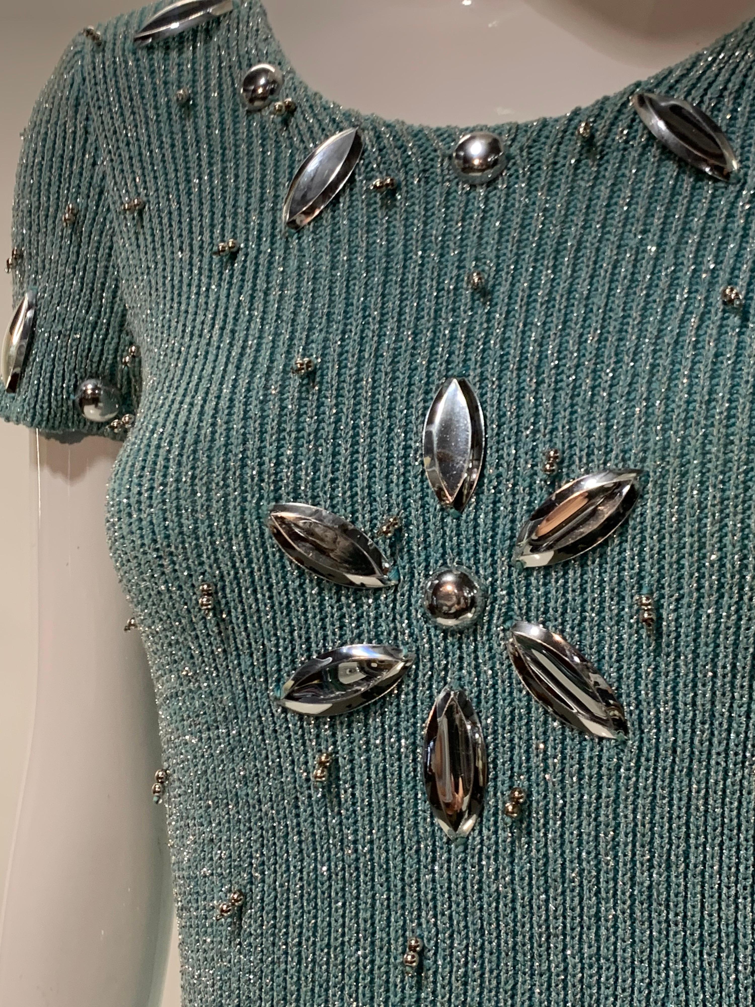 adolfo Space Age Pullover aus den 1960er Jahren in aqua- und silberfarbenem Metallic-Lamellen-Rippstrick mit silbernen Kettenfransen und verchromter Perlenstickerei. Futuristisch, lustig und funktionell! Größe 6. 