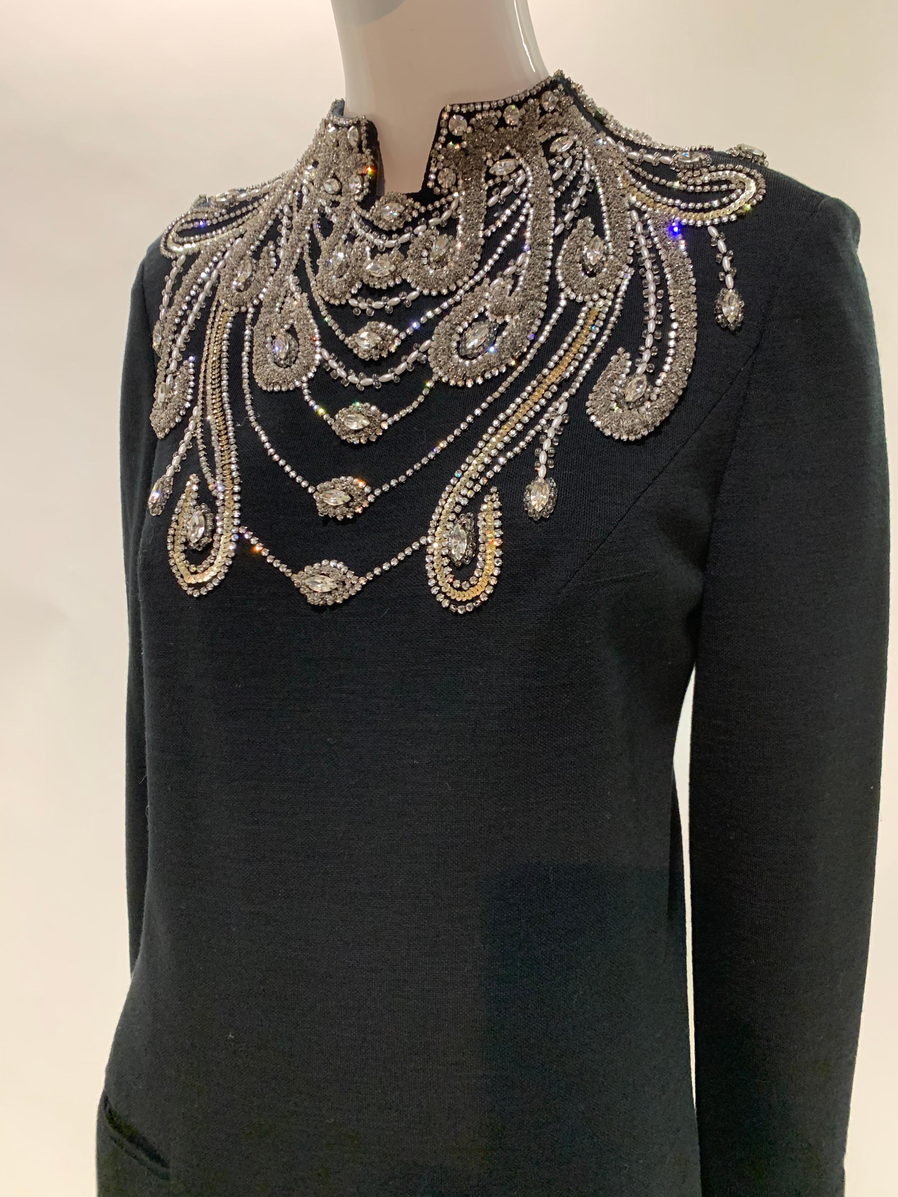 1960 Spectaculaire robe de cocktail de M. Blackwell, personnalisée et ornée de pierres précieuses. Robe noire en tricot de laine, longueur genoux, avec un étonnant corsage avant de style Art Nouveau, orné de strass argentés, de perles et de