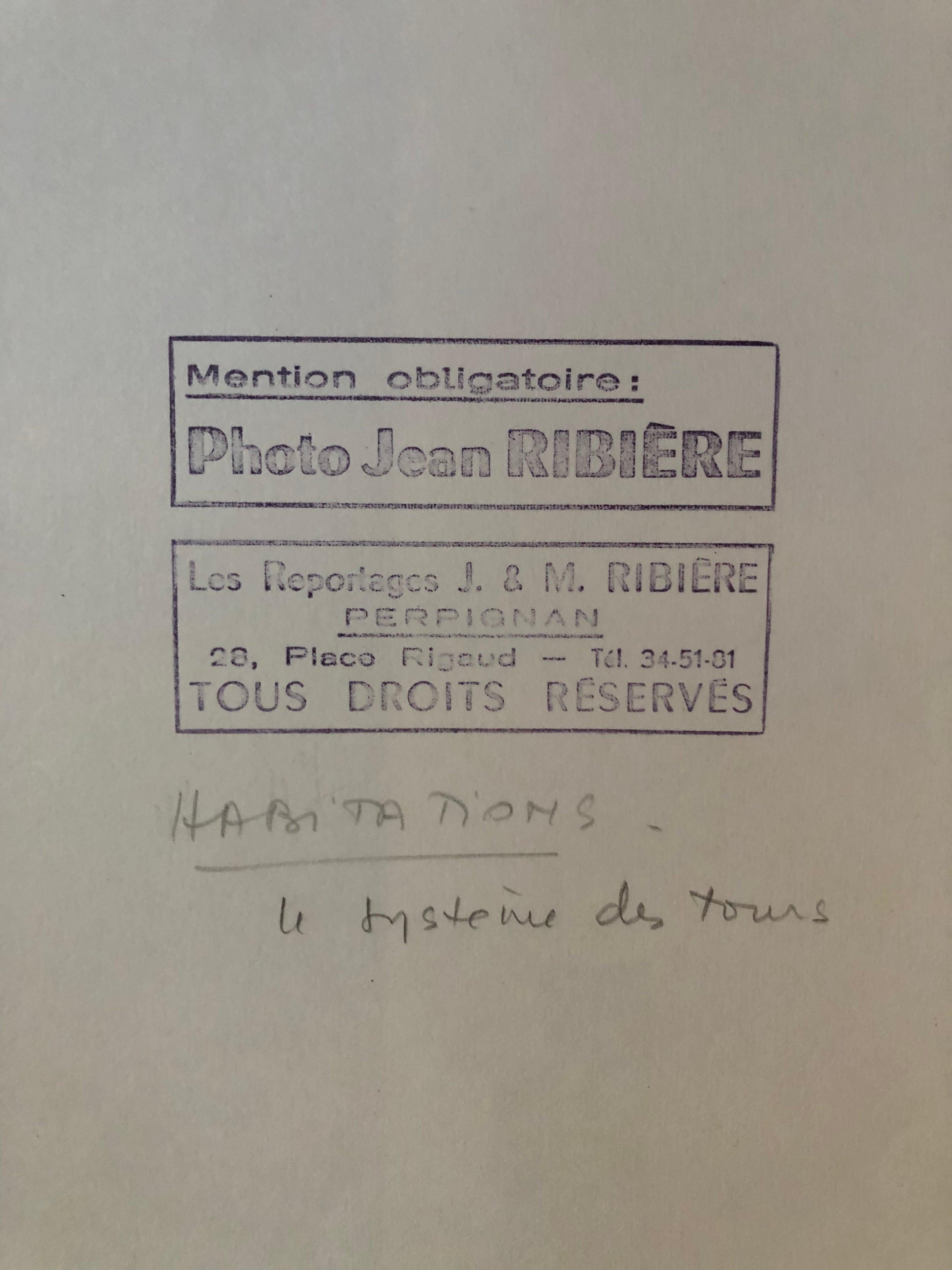 Jean Ribière, bekannter Fotograf, war nationaler Vizepräsident der A.N.J.R.P.C. (Nationale Vereinigung von Journalisten, Reportern, Fotografen und Filmemachern), deren Präsident Robert Doisneau war und deren Hauptmitglieder Henri Cartier-Bresson und